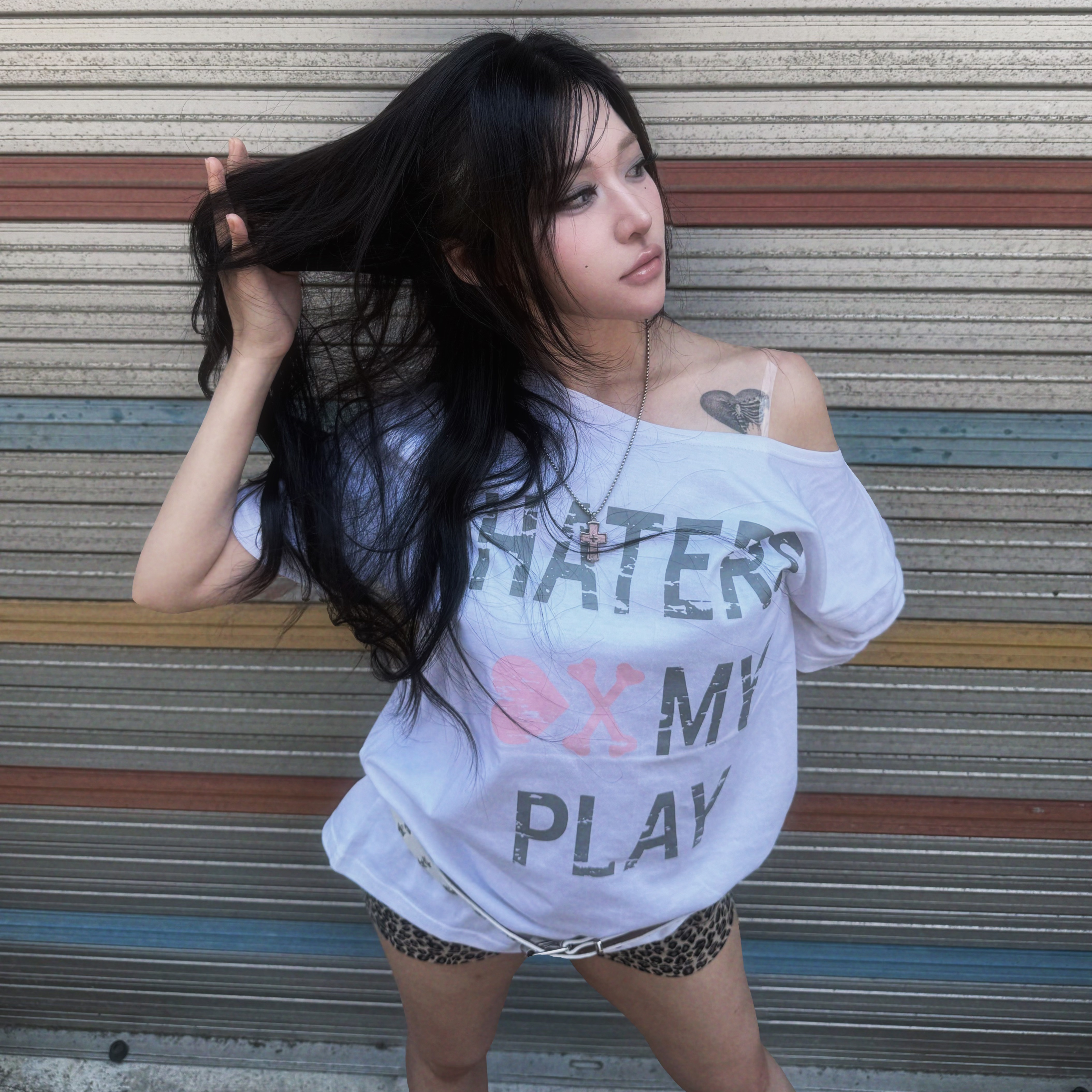 SLEEKGLOW HATERS One-Shoulder T-Shirt White 착용 스타일 - 3
