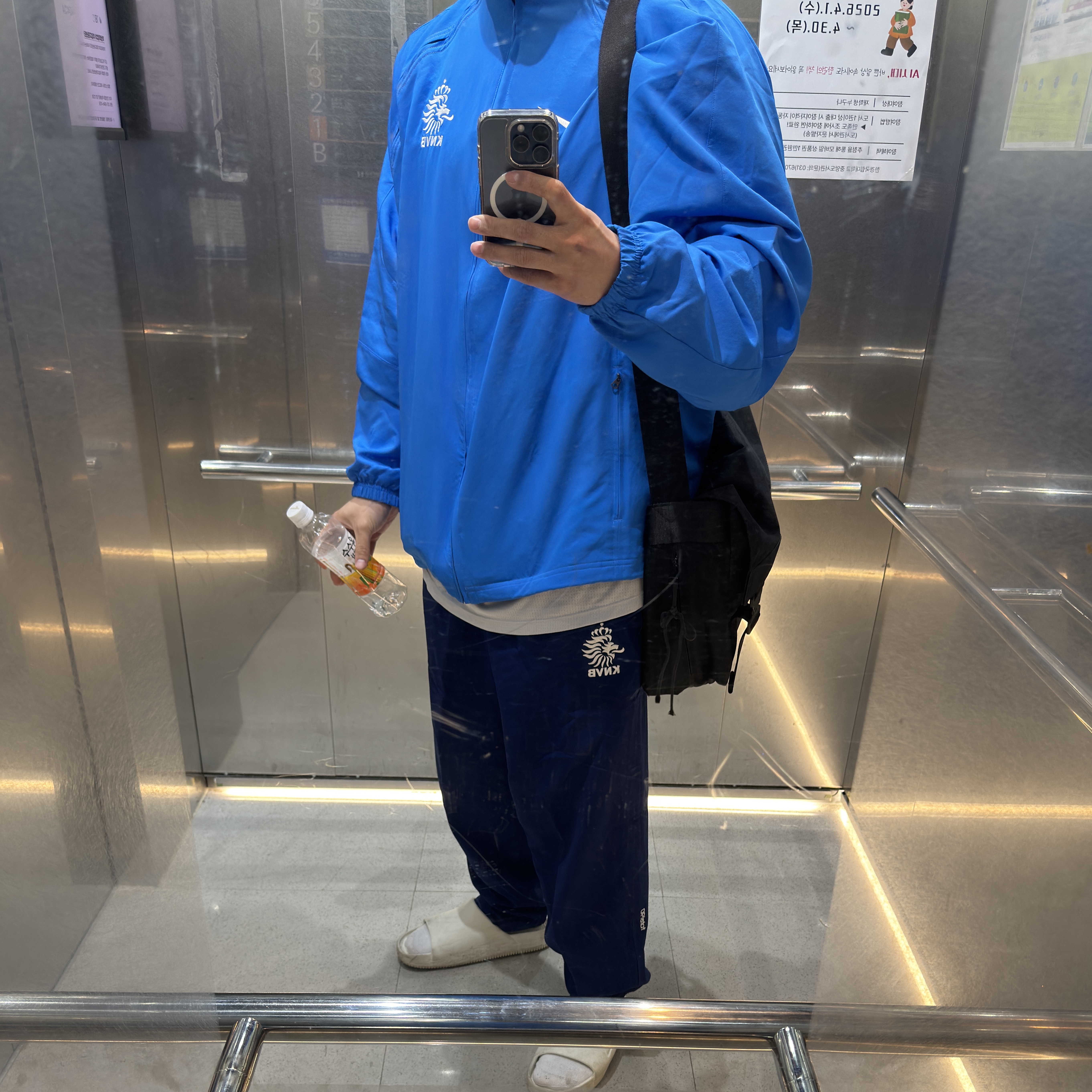 Nike Netherlands 2004 Total 90 Reissue Soccer Replica Track Jacket (HV4438-435) 착용 스타일