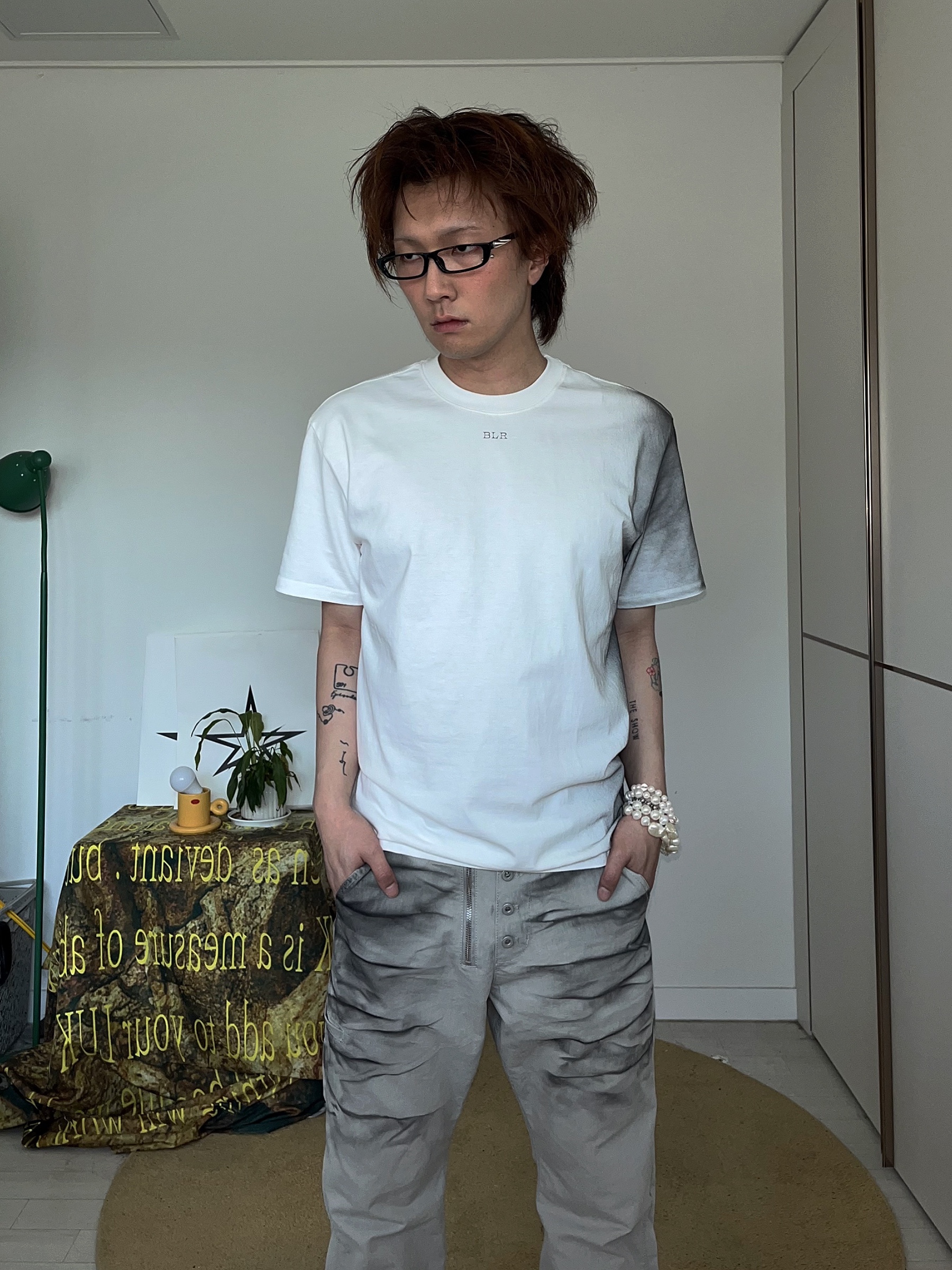 BLR Spray Washed Semi-Flare Pants Beige, BLR Silhouette Graphic Oversized T-Shirt Ivory 착용 스타일 - 2