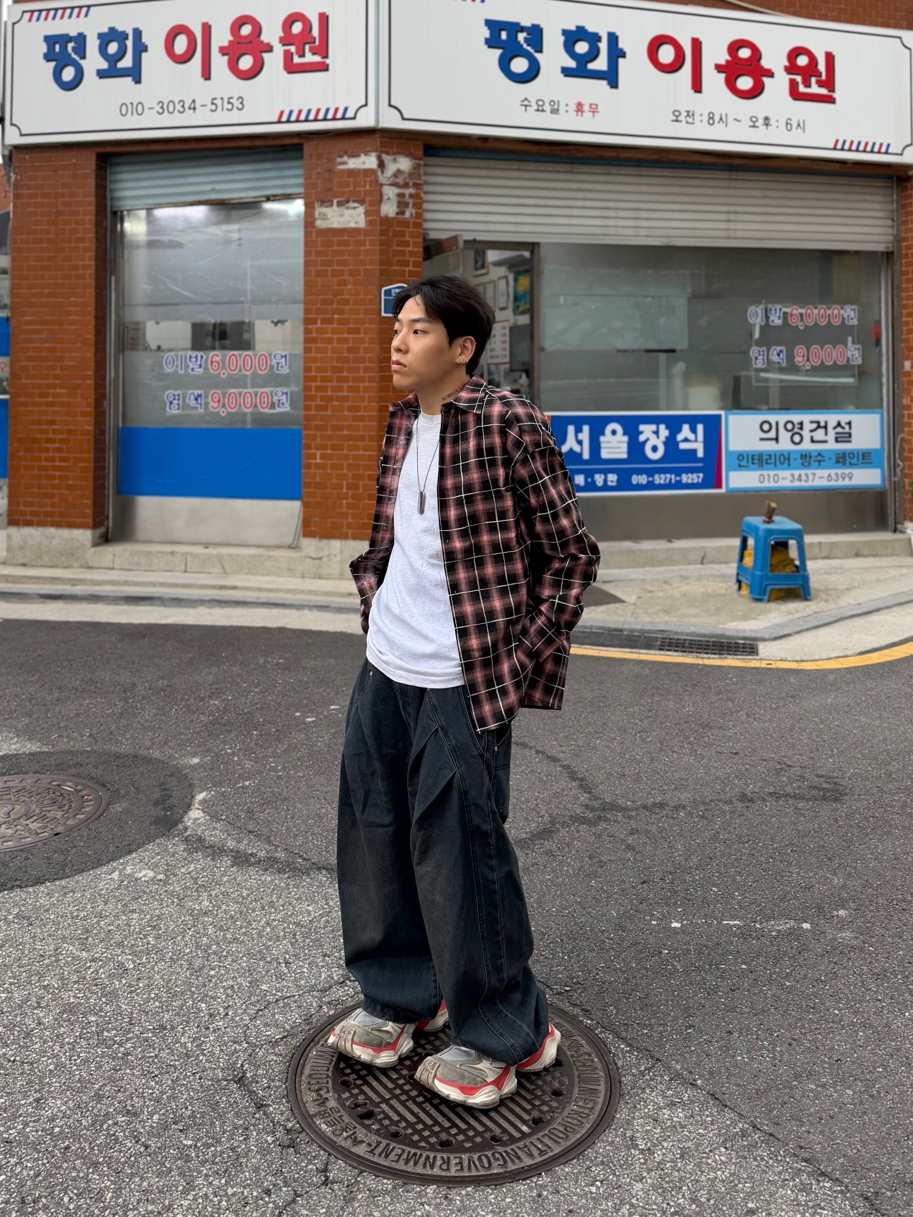 Balenciaga Cargo Sneakers Beige Grey Red 착용 스타일 - 3