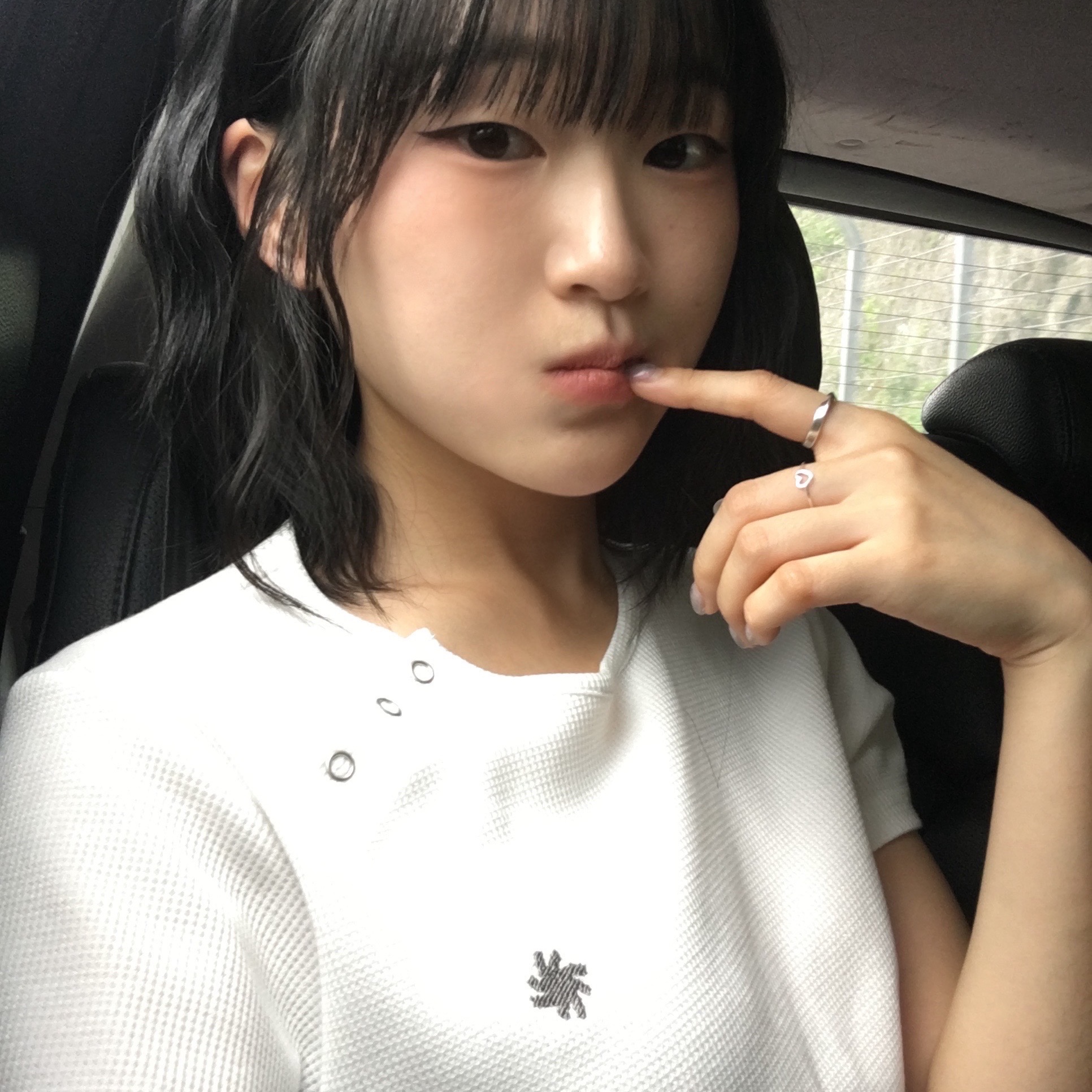 SLOW RECORD HOUSE Henley Neck Eyelet T-Shirt White 착용 스타일 - 1
