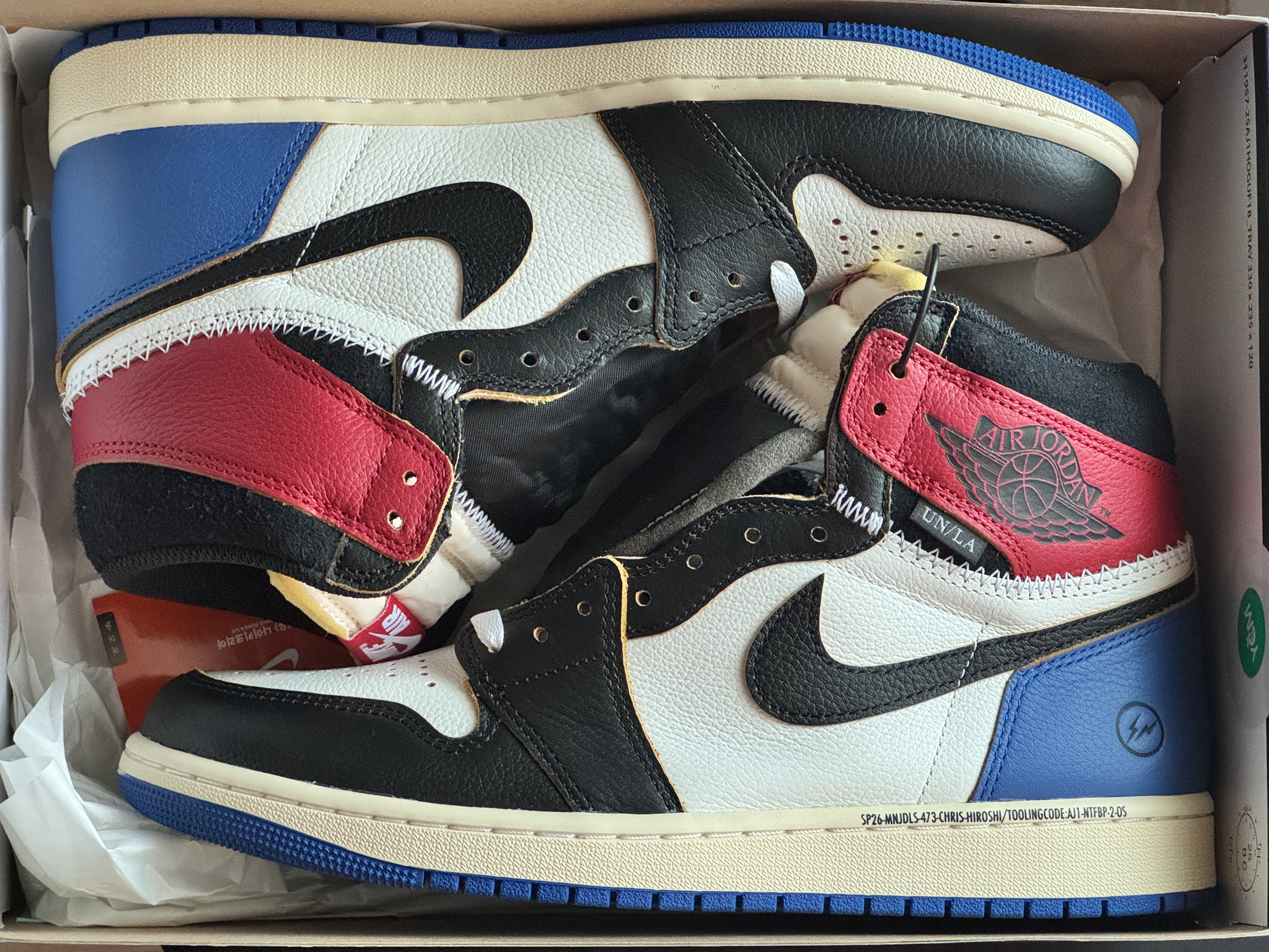 Jordan 1 x Fragment x Union LA Black and Varsity Red 착용 스타일