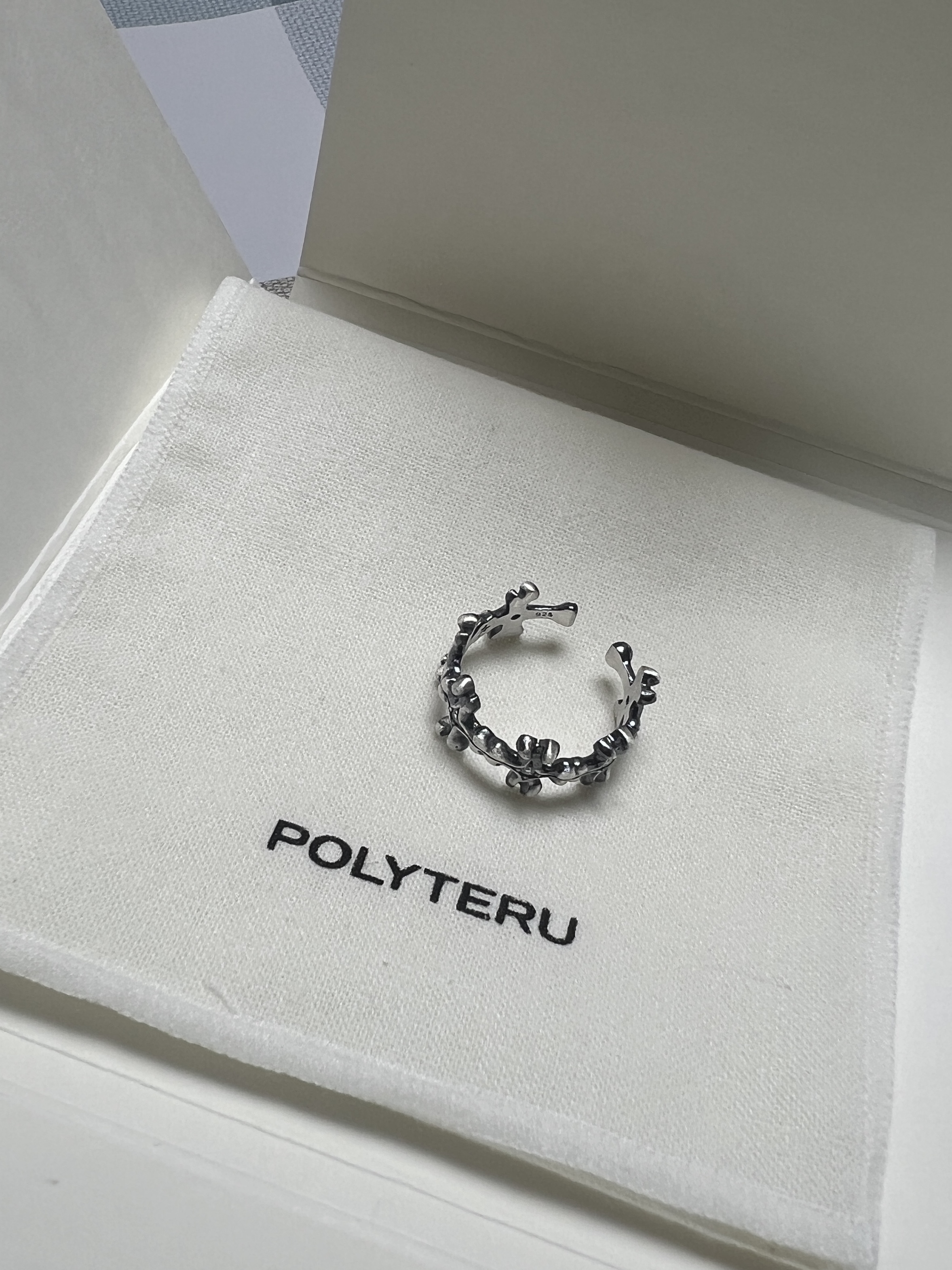 [프리오더] Polyteru 925 Silver Ring 001 Symbol P, [프리오더] Polyteru 925 Silver Ring 004 Floral Cross Bone 착용 스타일 - 2