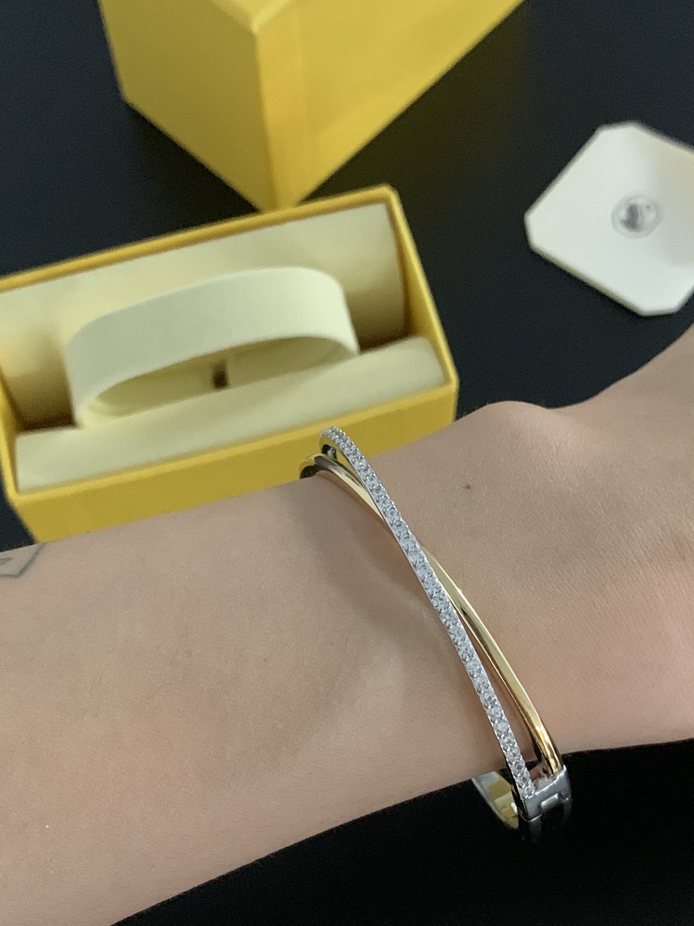 (W) Swarovski Hyperbola Bangle Round Cut White Mixed Metal Finish 착용 스타일 - 2