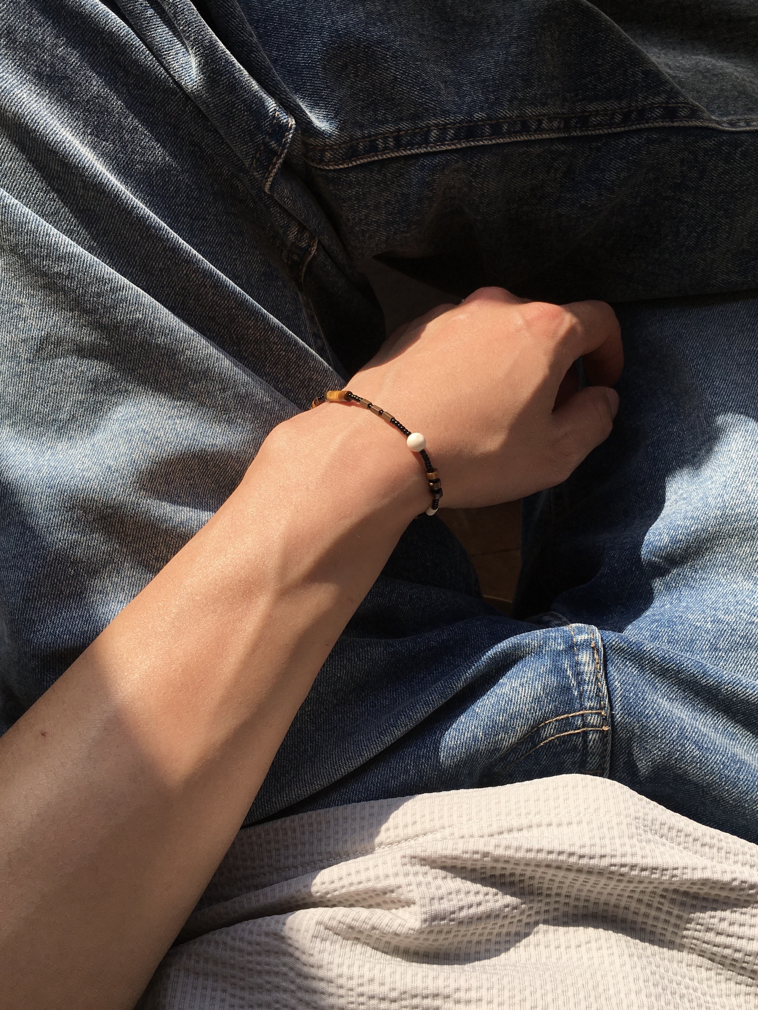 Riomeu Blonde Black Slim Bracelet 착용 스타일