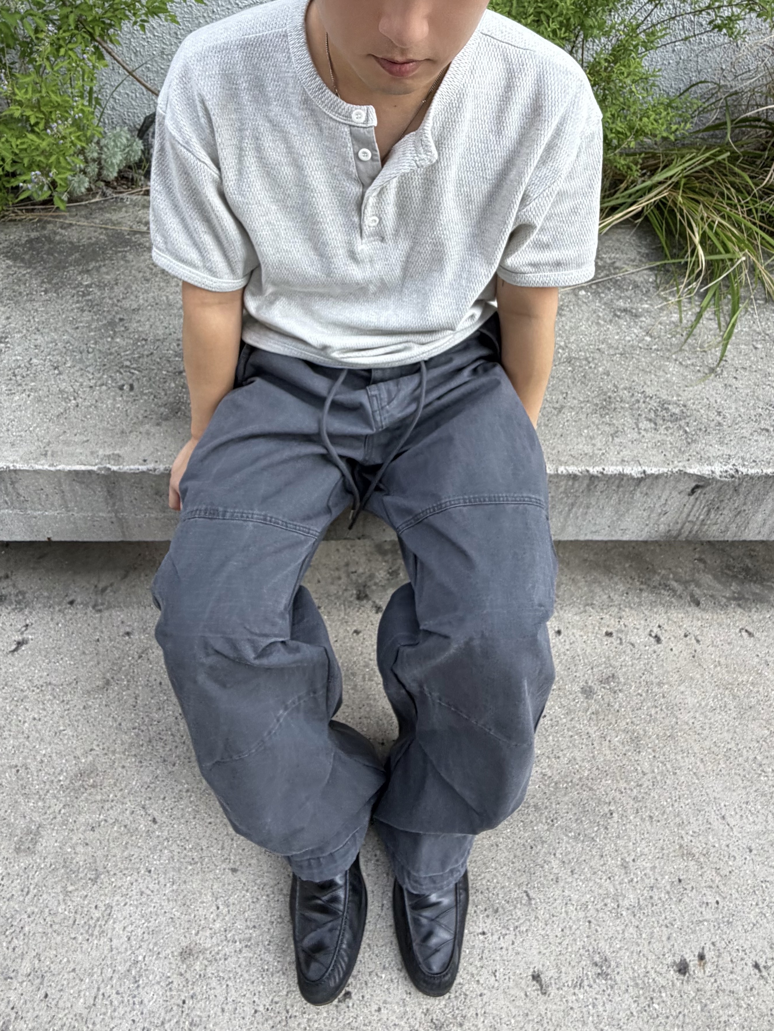 noun Henley Neck T-Shirts Oatmeal, noun Washed Panel Pants Charcoal 착용 스타일 - 1