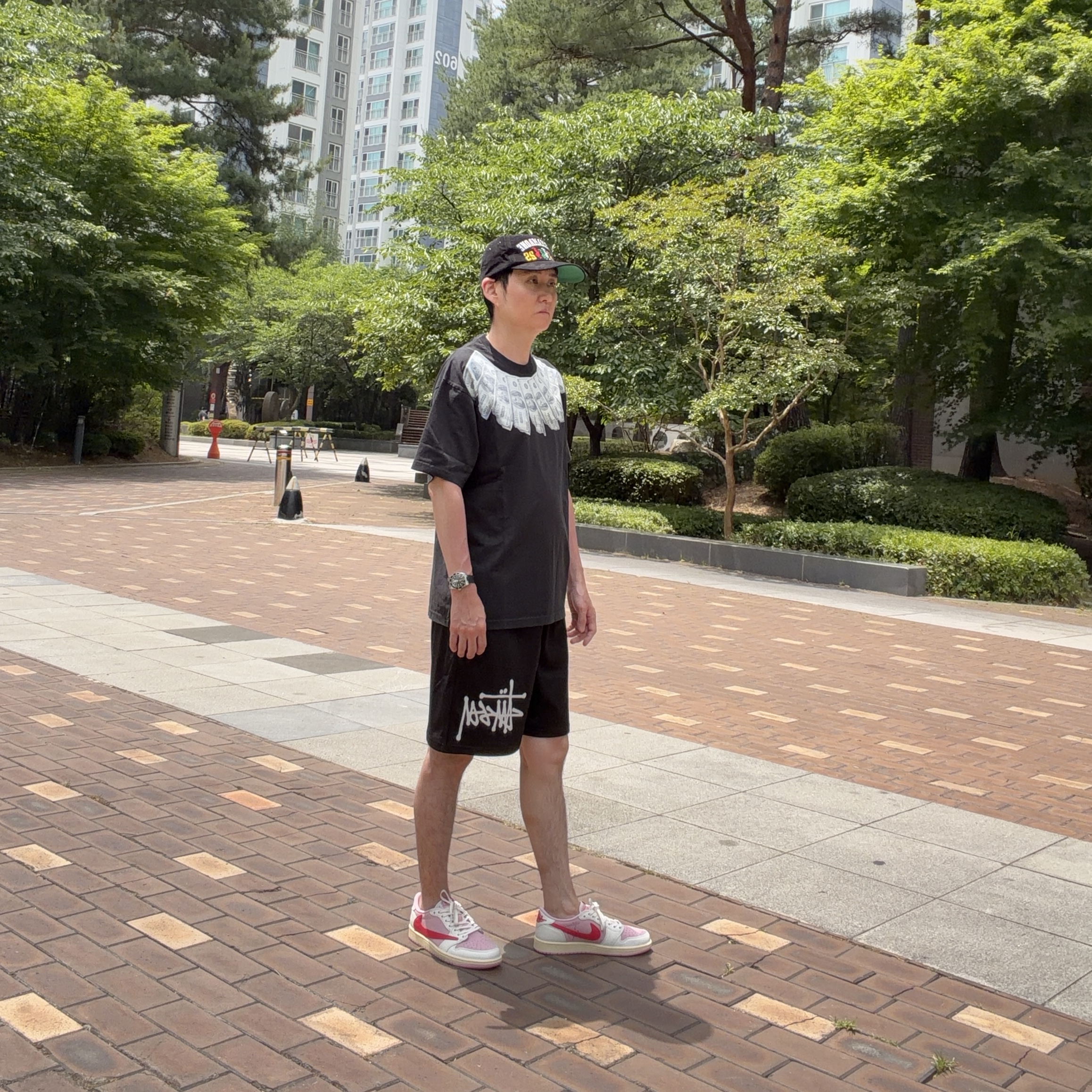 Supreme x MM6 Maison Margiela Money S/S Top Black - 26SS, Jordan 1 x Travis Scott Retro Low OG SP Sail Tropical Pink 착용 스타일 - 6