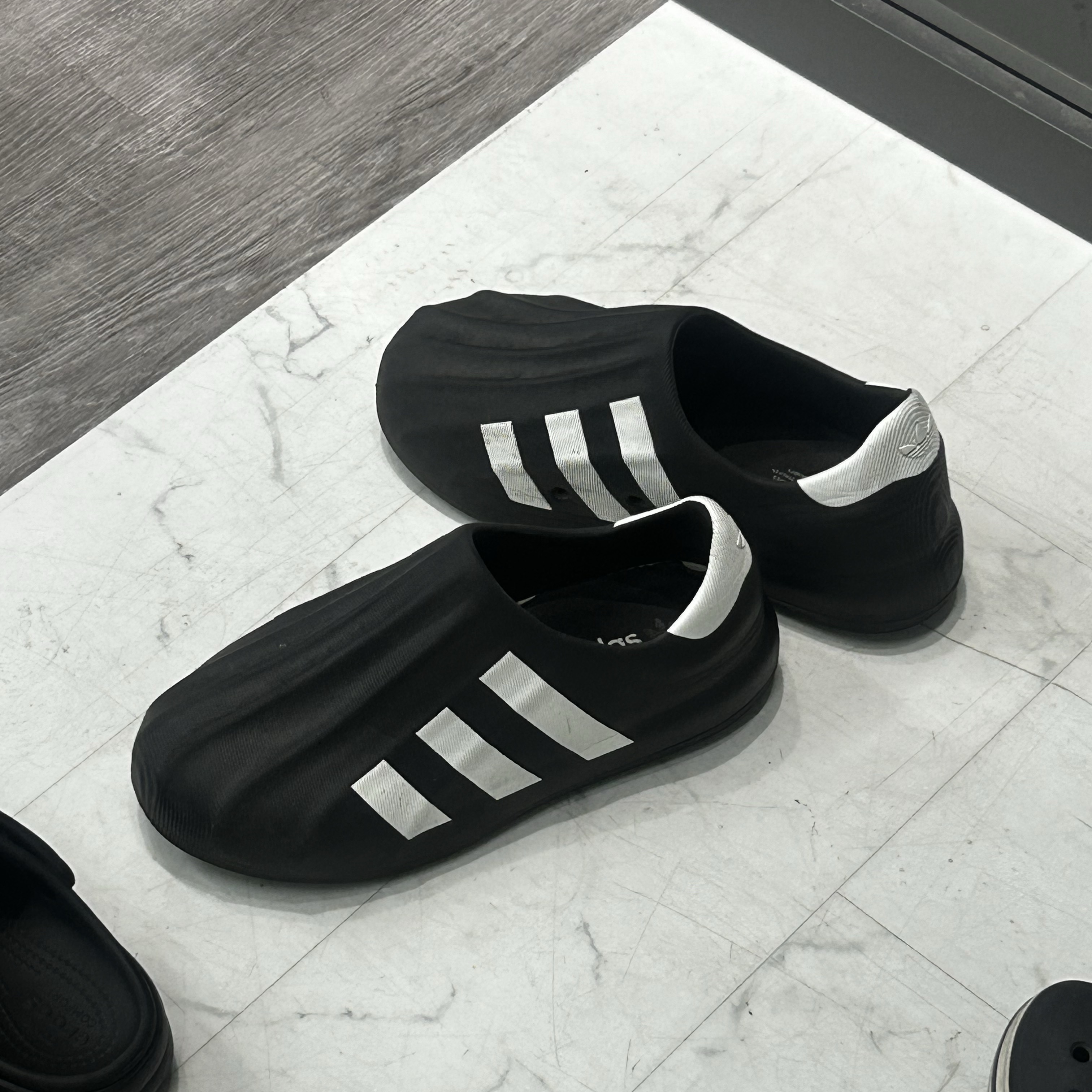 Adidas Adifom Superstar Mule Core Black 착용 스타일