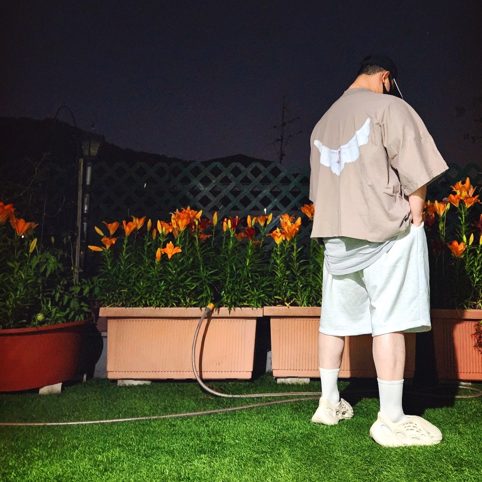 Yeezy Gap Engineered By Balenciaga Dove No Seam T-Shirt Beige, Adidas Yeezy Foam RNNR Sand 착용 스타일 - 3