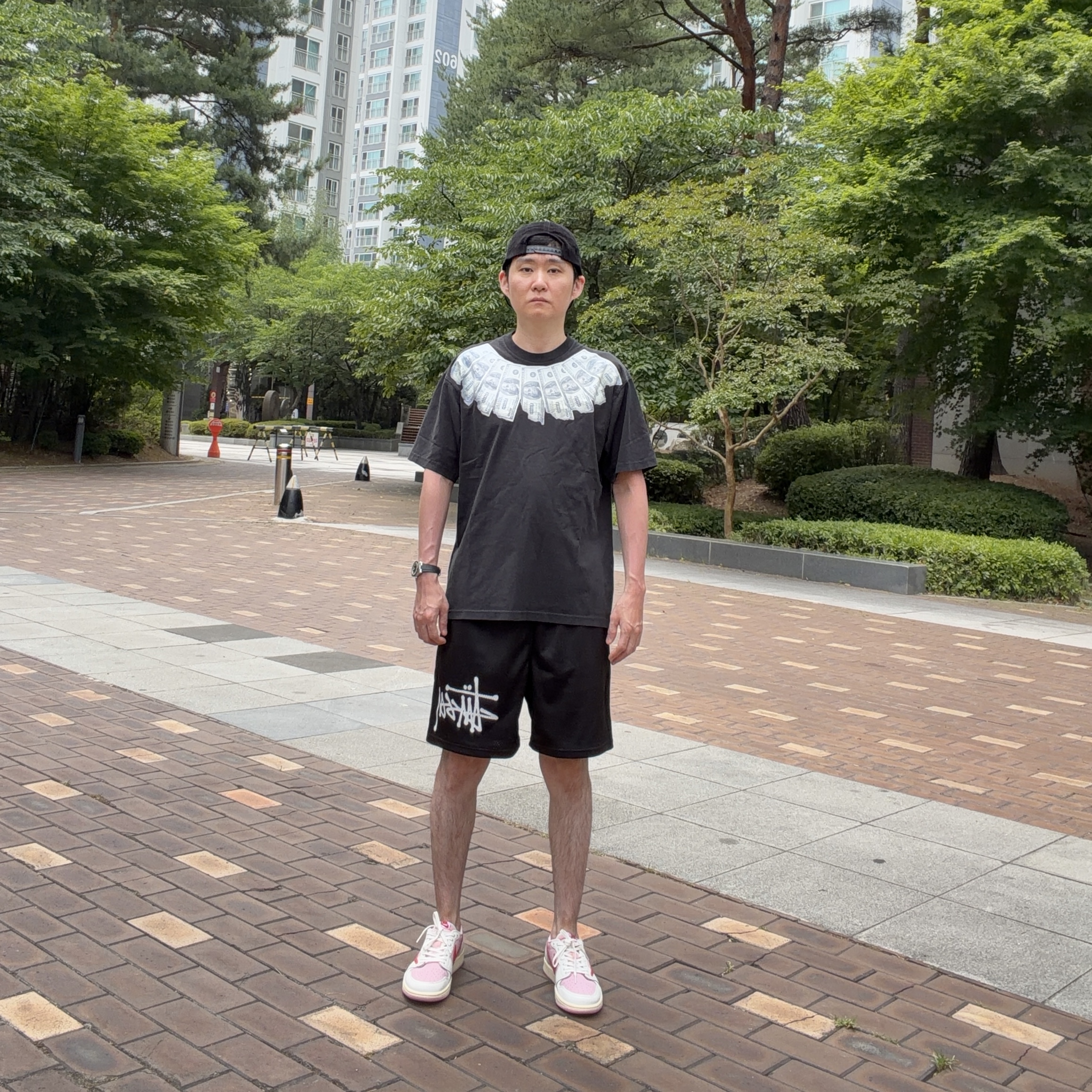Supreme x MM6 Maison Margiela Money S/S Top Black - 26SS, Jordan 1 x Travis Scott Retro Low OG SP Sail Tropical Pink 착용 스타일 - 2