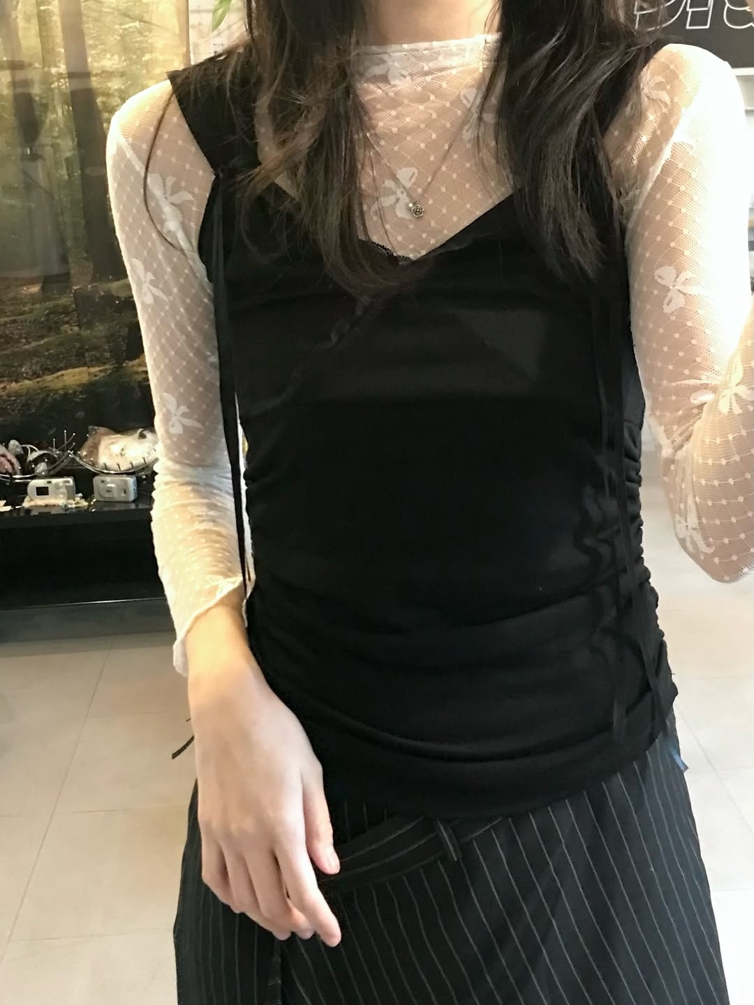 Rosefrantz Lace-trim Ribbon Muse Sleeveless [Black] 착용 스타일 - 2