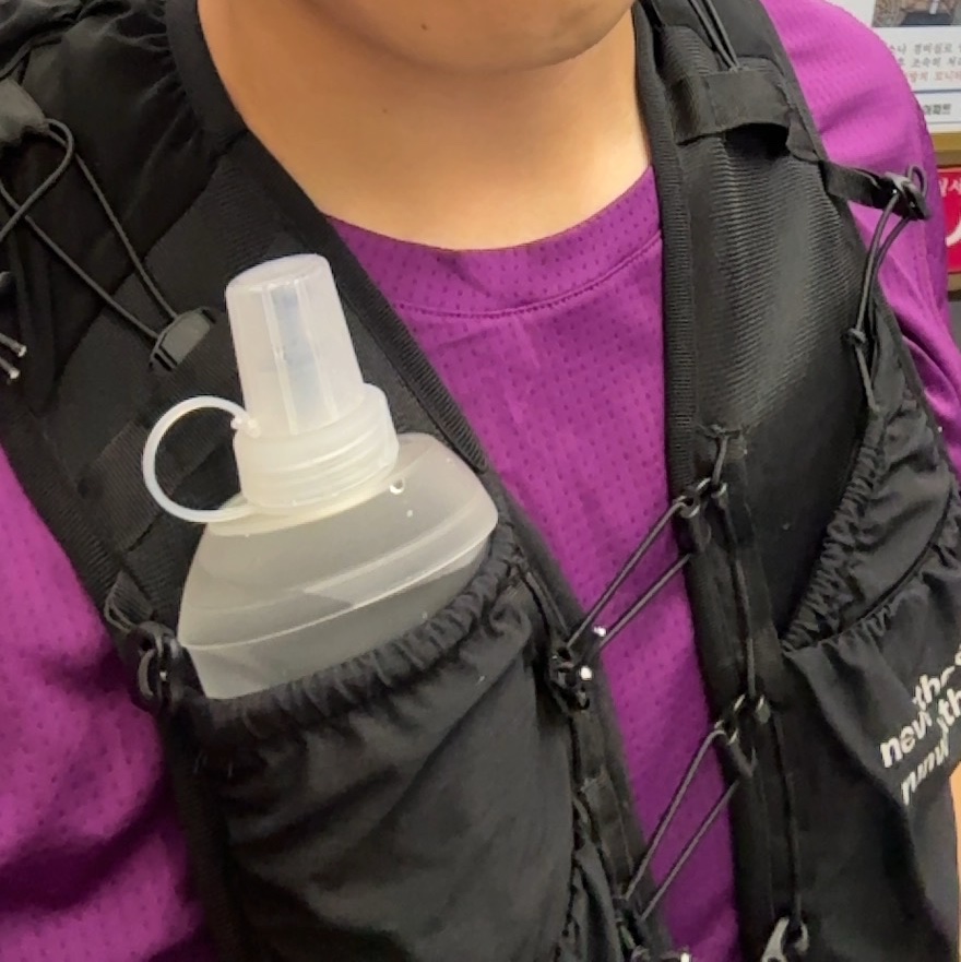 [KREAM 단독] runwhither Trail Running Vest Black 착용 스타일