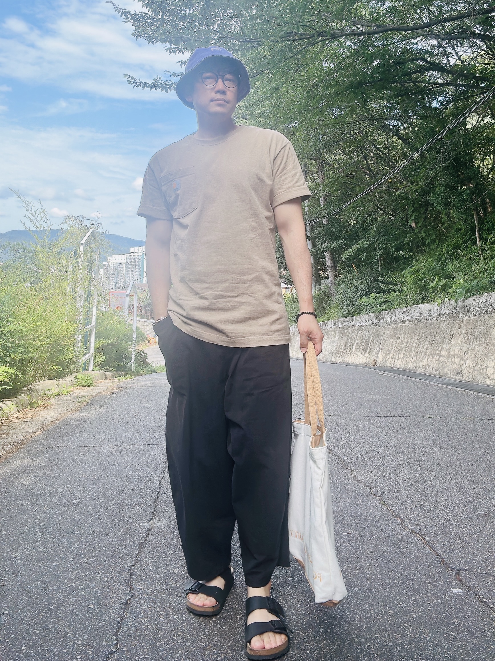 Stussy Stock Bucket Hat Ultra Violet, Carhartt Loose Fit Heavyweight Regular Short Sleeve Pocket T-Shirt Desert 착용 스타일 - 2