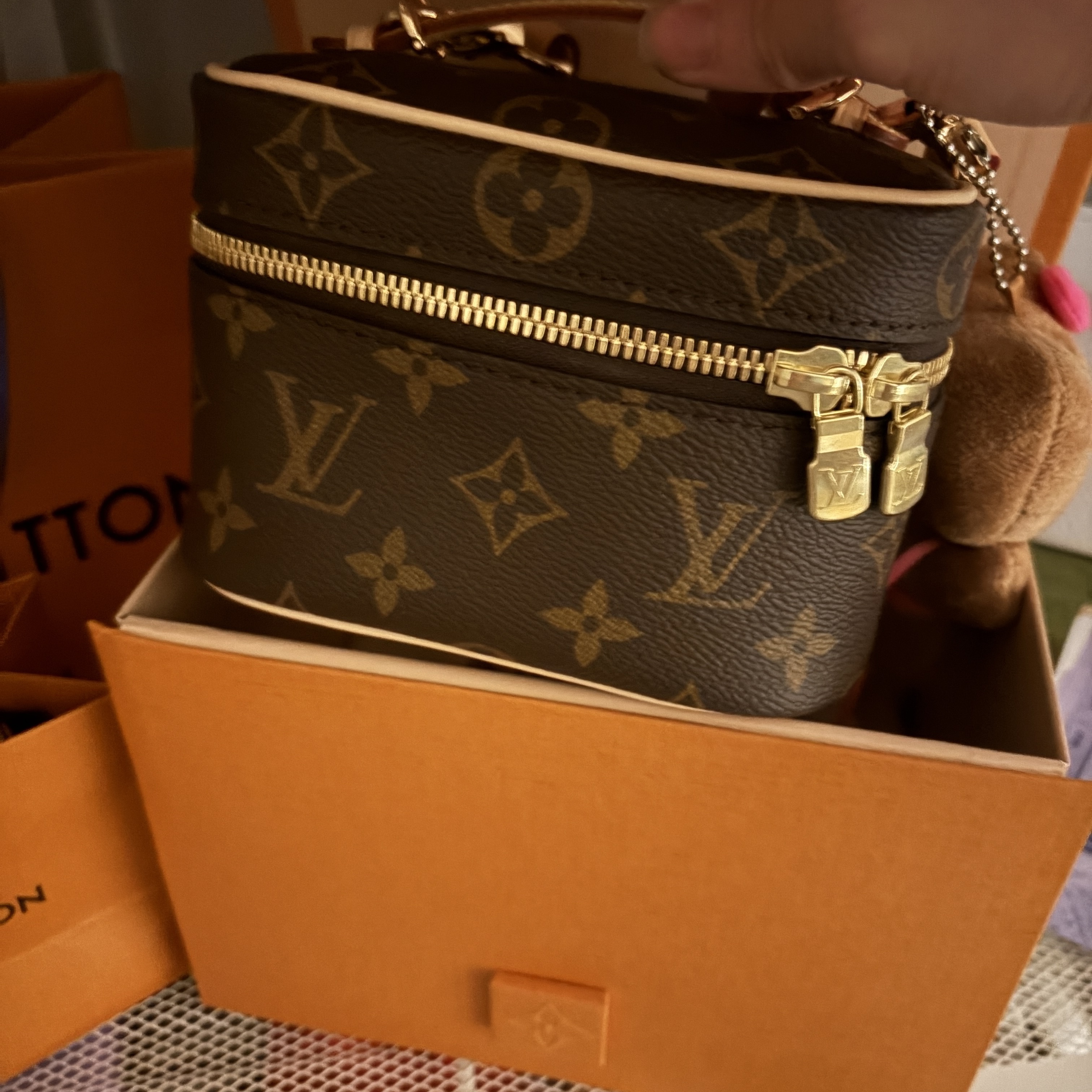 Louis Vuitton Nice Nano Toiletry Pouch Monogram 착용 스타일