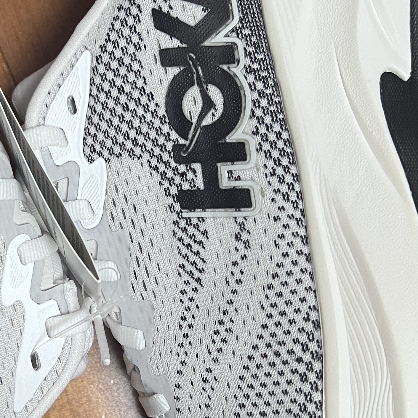 Hoka Rincon 4 White Black 착용 스타일
