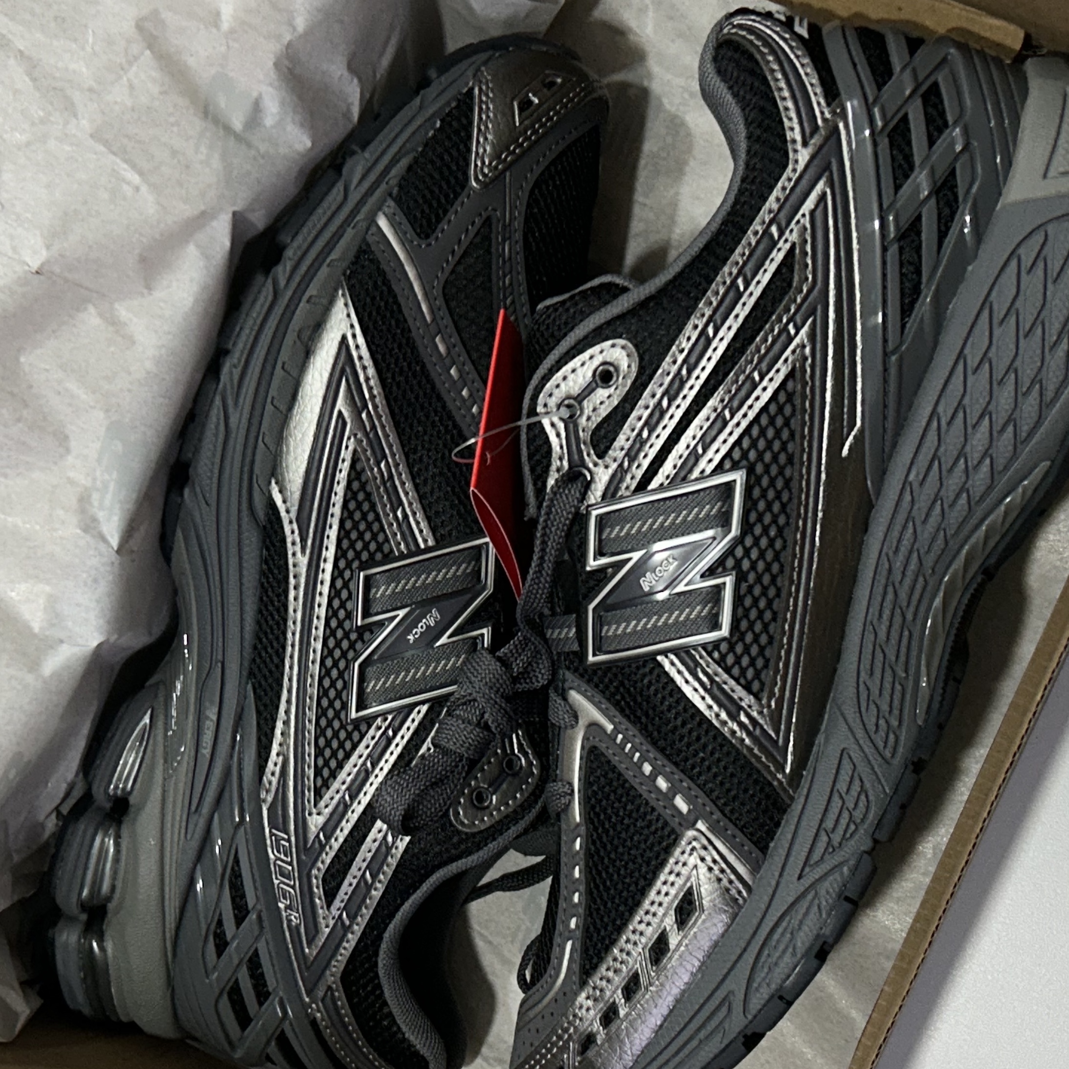 New Balance 1906R Black Silver Metallic 착용 스타일 - 2