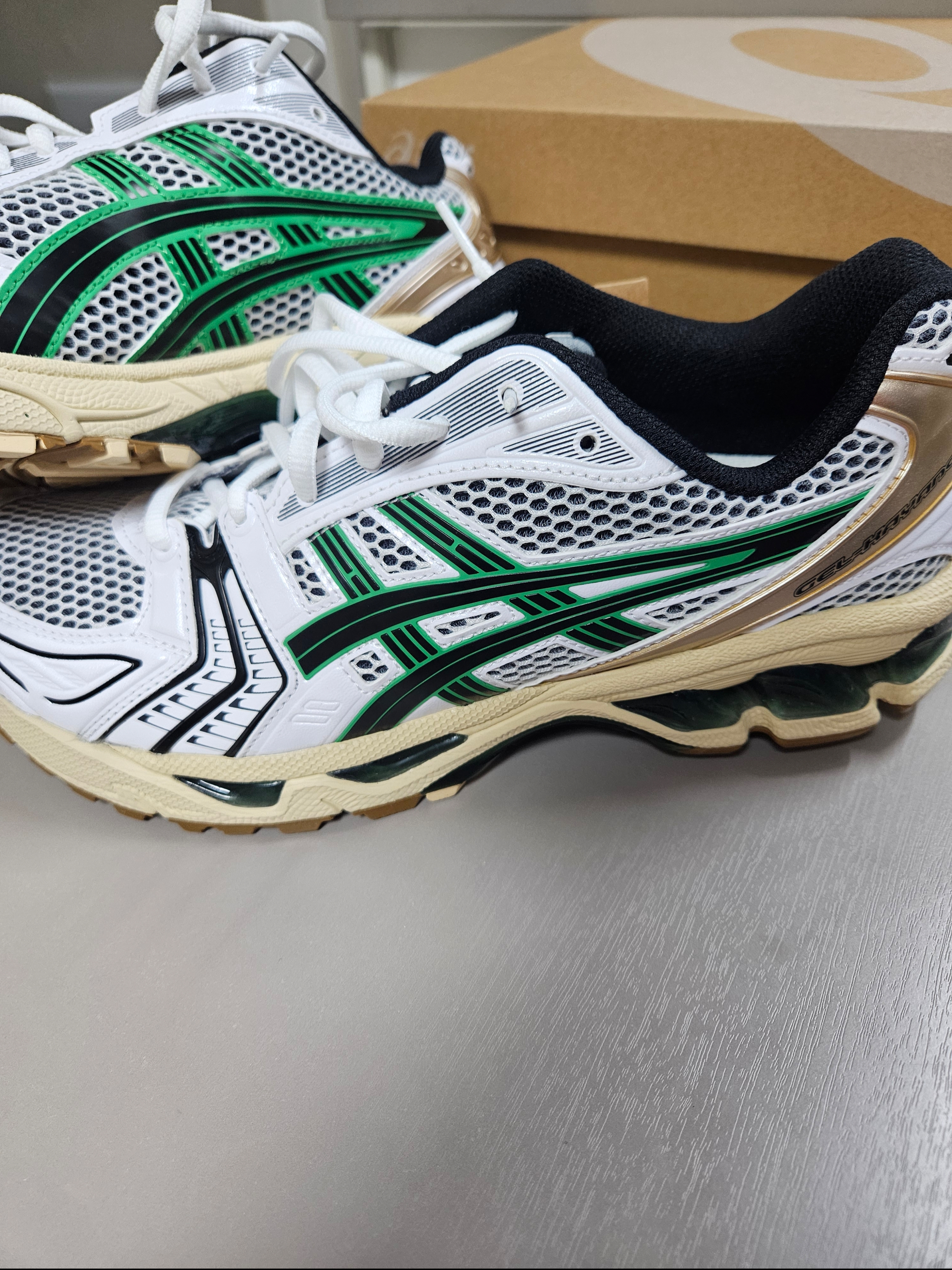 Asics Gel-Kayano 14 White Hinoki Beige 착용 스타일 - 2
