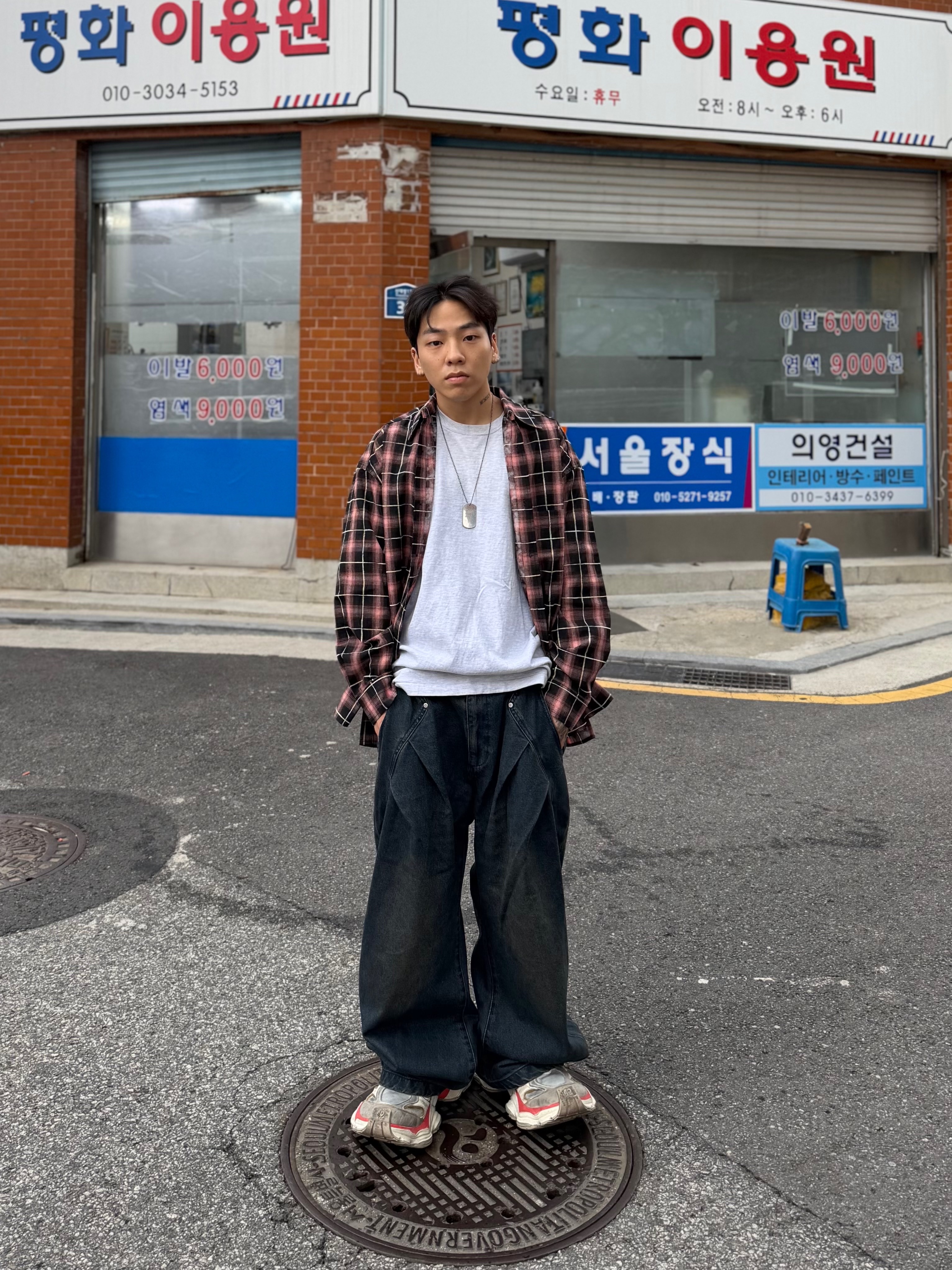 Balenciaga Cargo Sneakers Beige Grey Red 착용 스타일 - 4