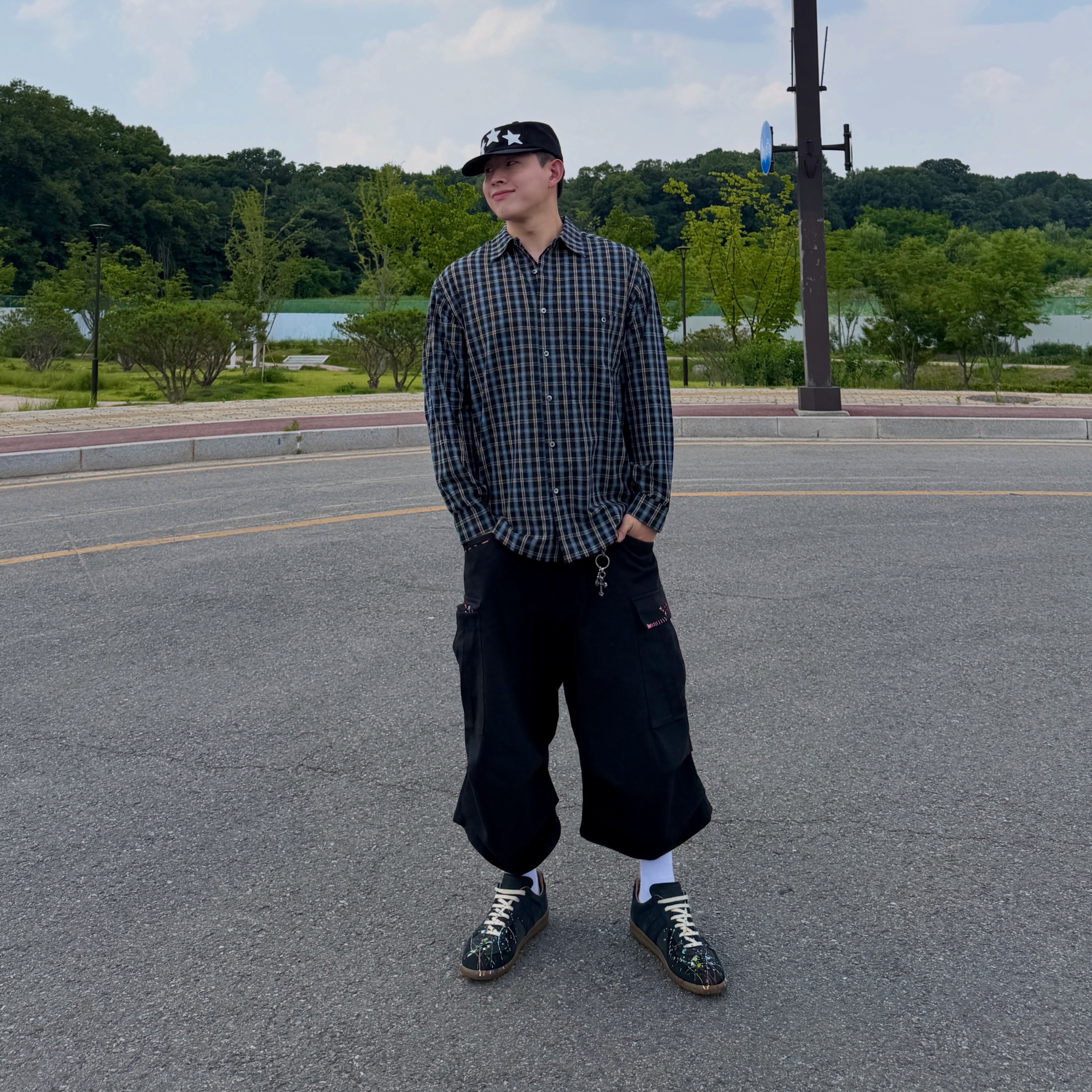 Maison Margiela Replica Paint Drop Sneakers Black, Nonnod Side Cargo Shorts Black 착용 스타일 - 2