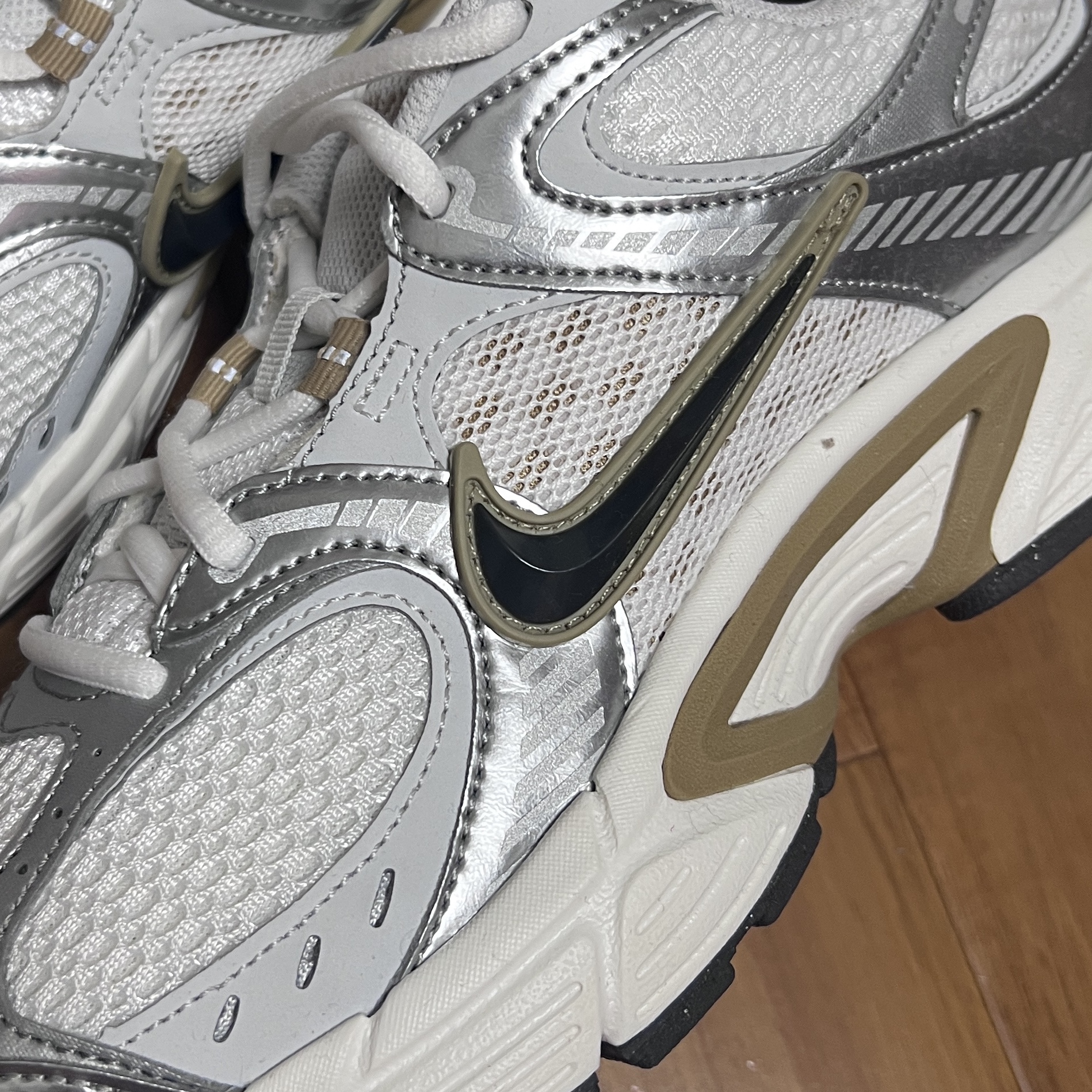 Nike V5 RNR White Parachute Beige 착용 스타일