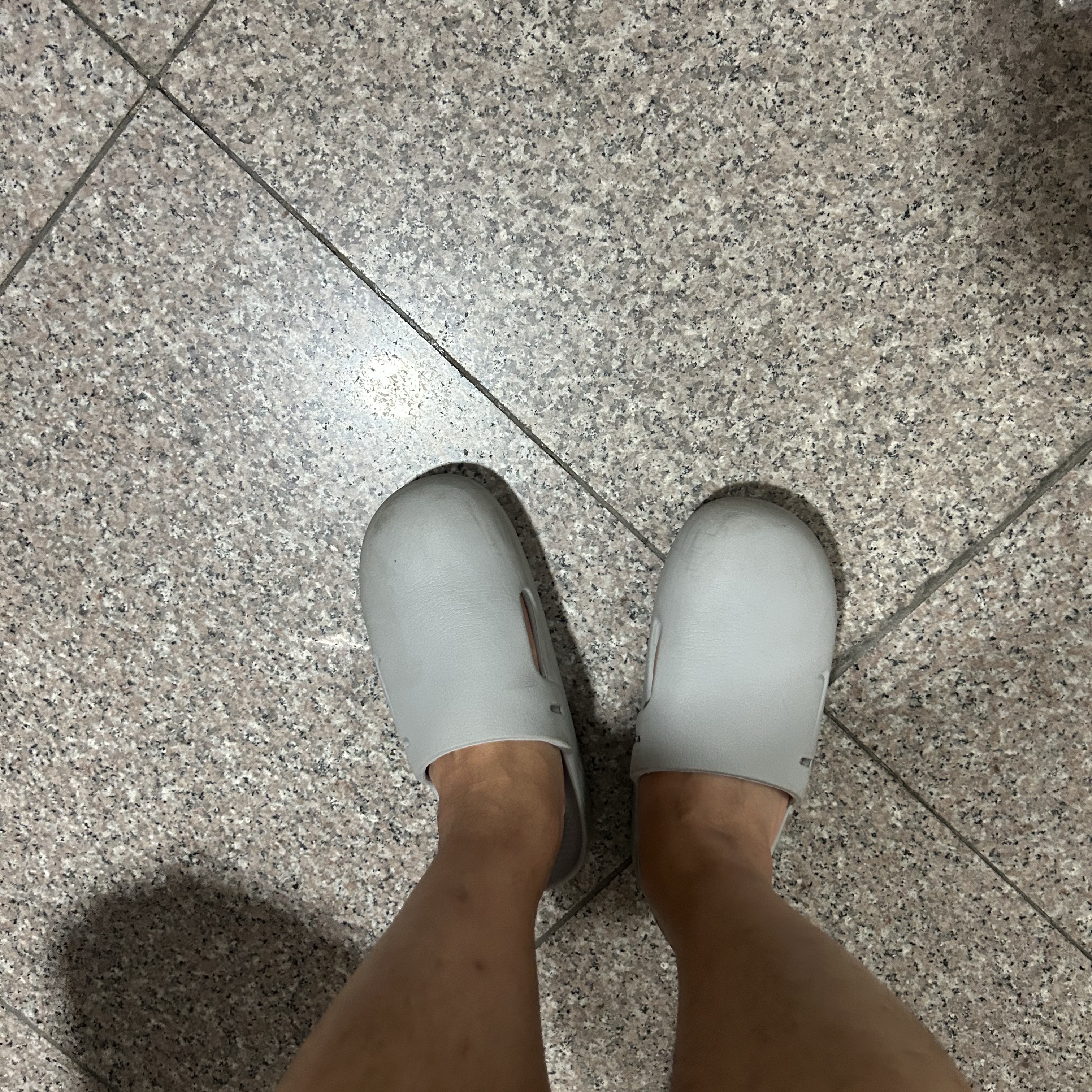 Nike Calm Mule Light Smoke Grey 착용 스타일