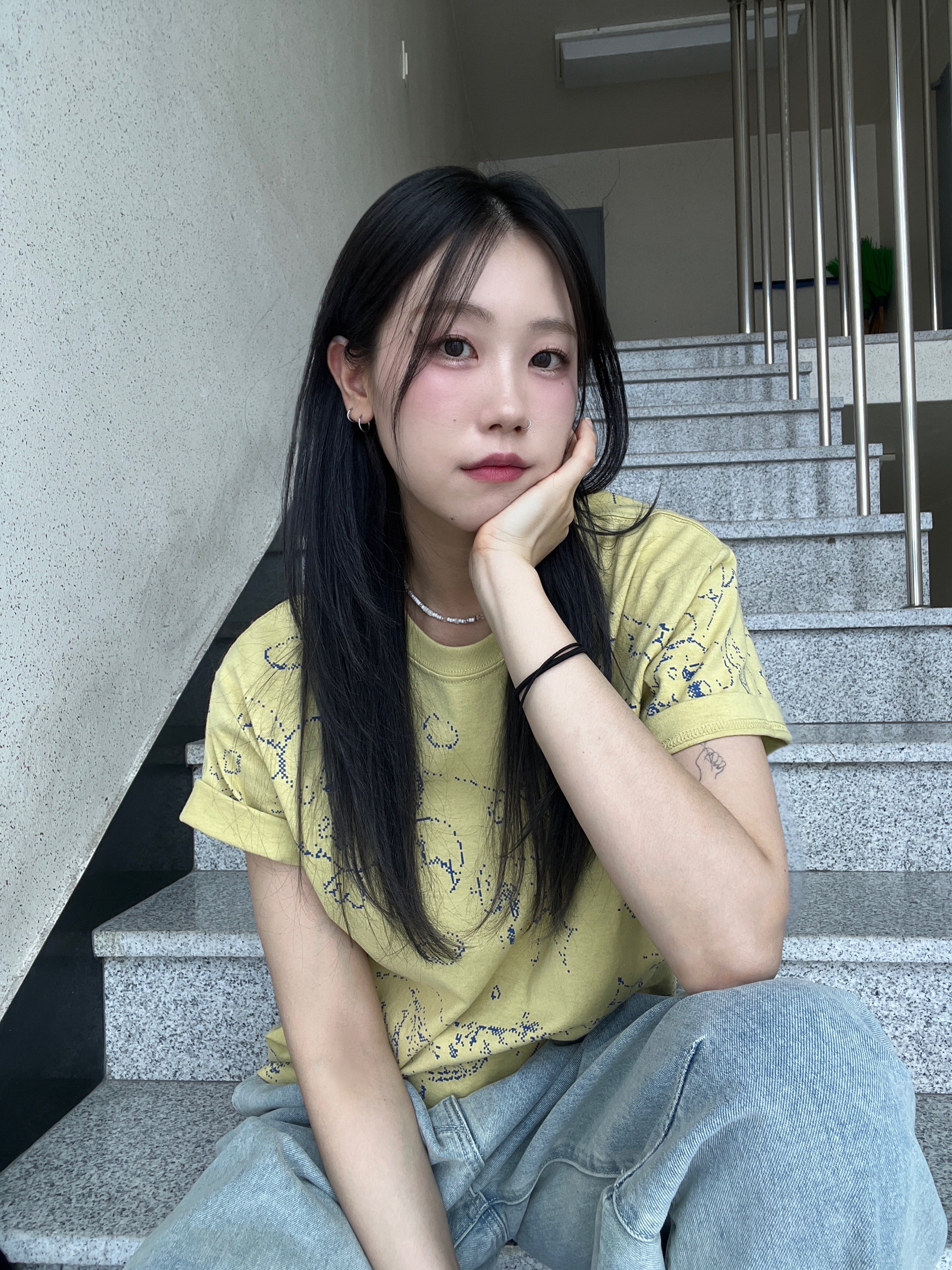 [더블적립] YESEYESEE Pixel World Tee Light Mustard 착용 스타일 - 1