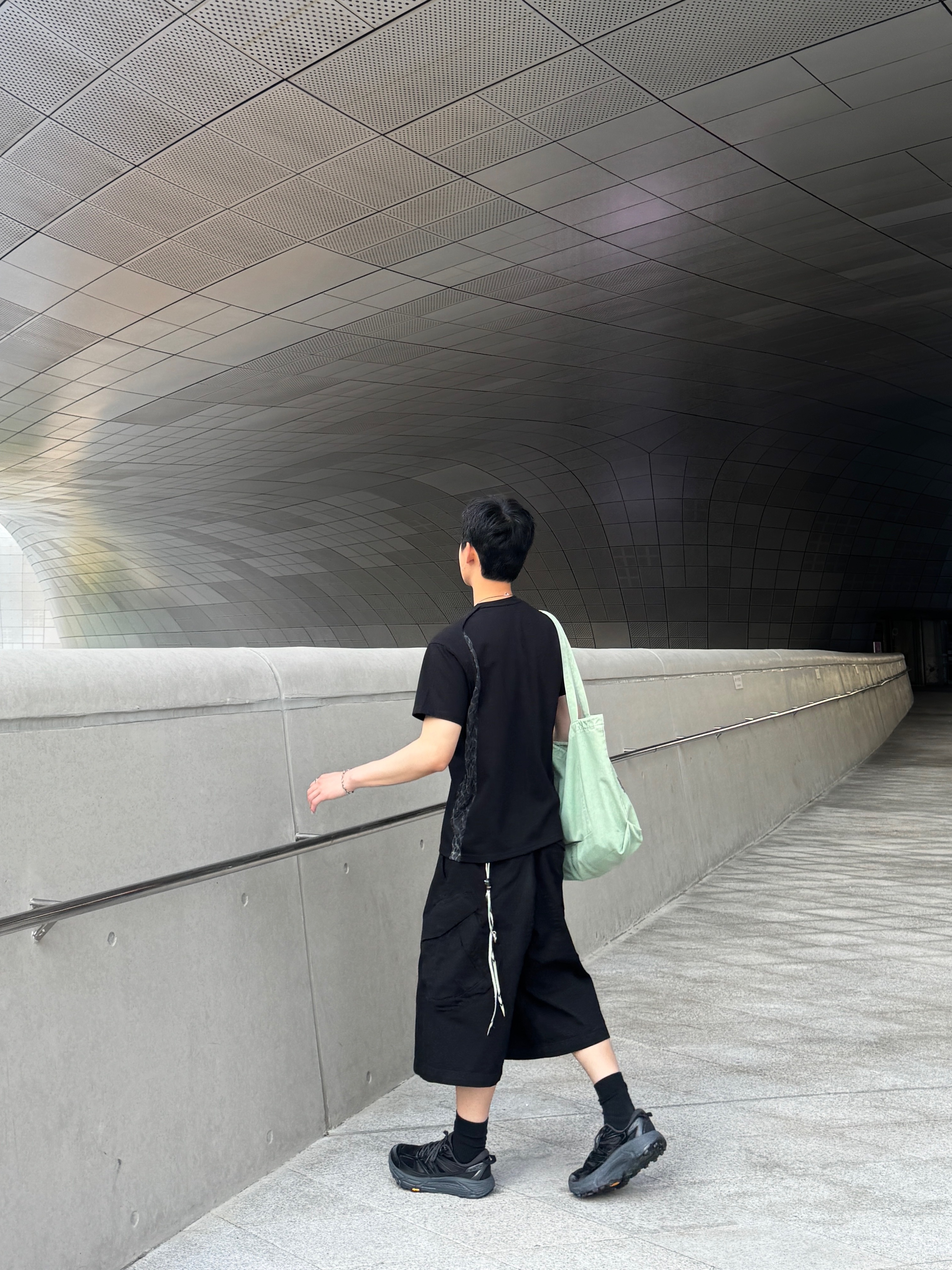 Hoka x Xlim Mafate Speed 2 TS Black Charcoal, Sansan Gear Capri Pants Black_26SS 착용 스타일 - 3