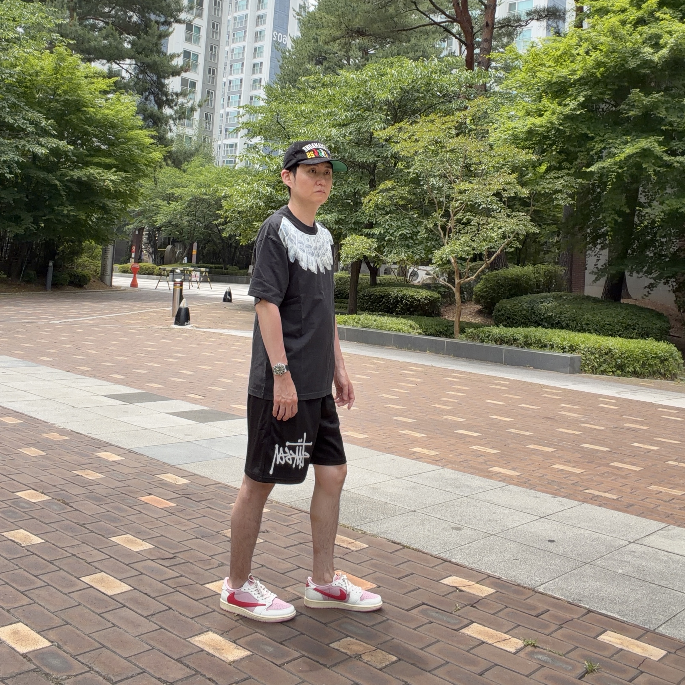 Supreme x MM6 Maison Margiela Money S/S Top Black - 26SS, Jordan 1 x Travis Scott Retro Low OG SP Sail Tropical Pink 착용 스타일 - 5