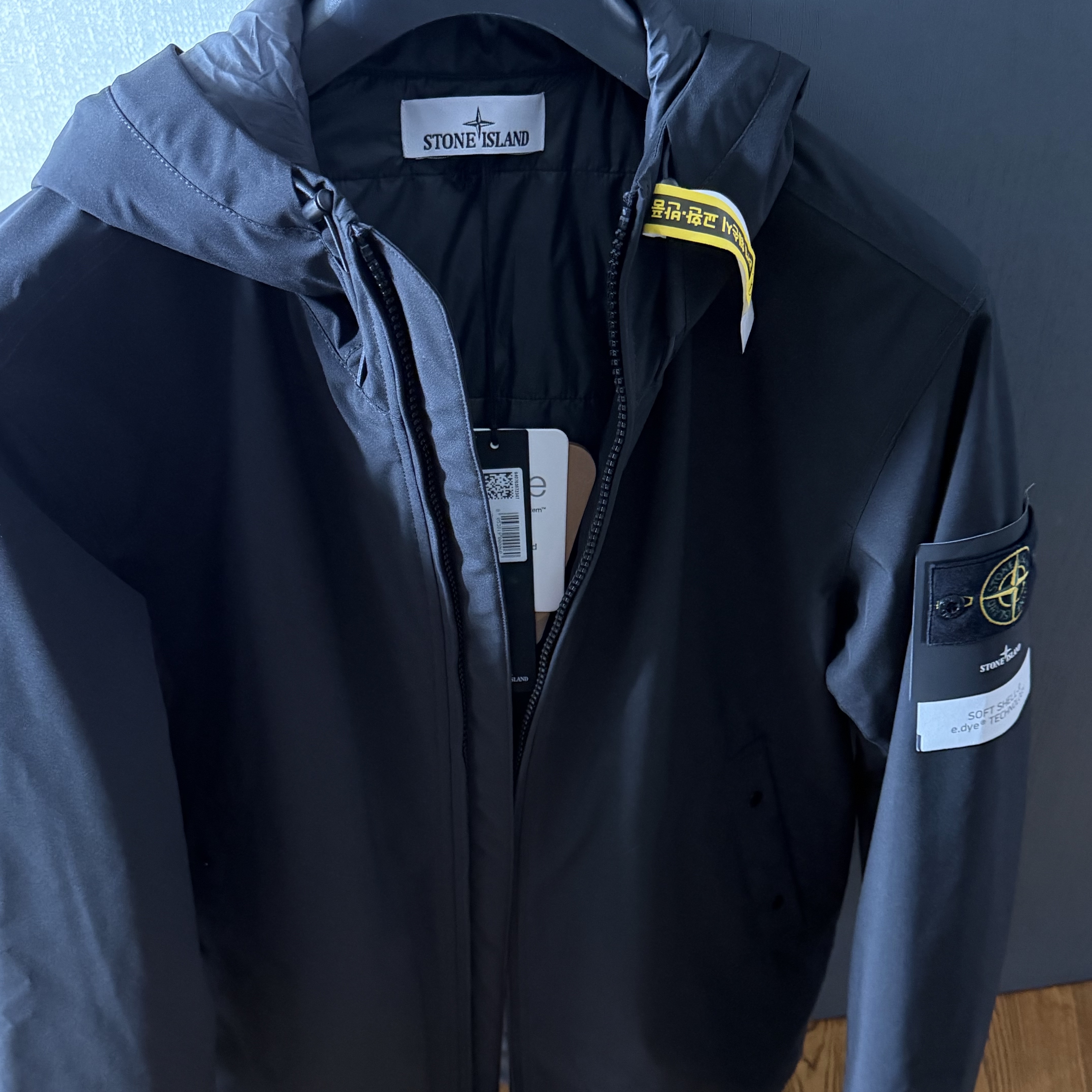 Stone Island 4100108 Soft Shell-R E.Dye Technology Hooded Jacket with Wind and Water Resistant Membrane Black - 26SS 착용 스타일 - 4