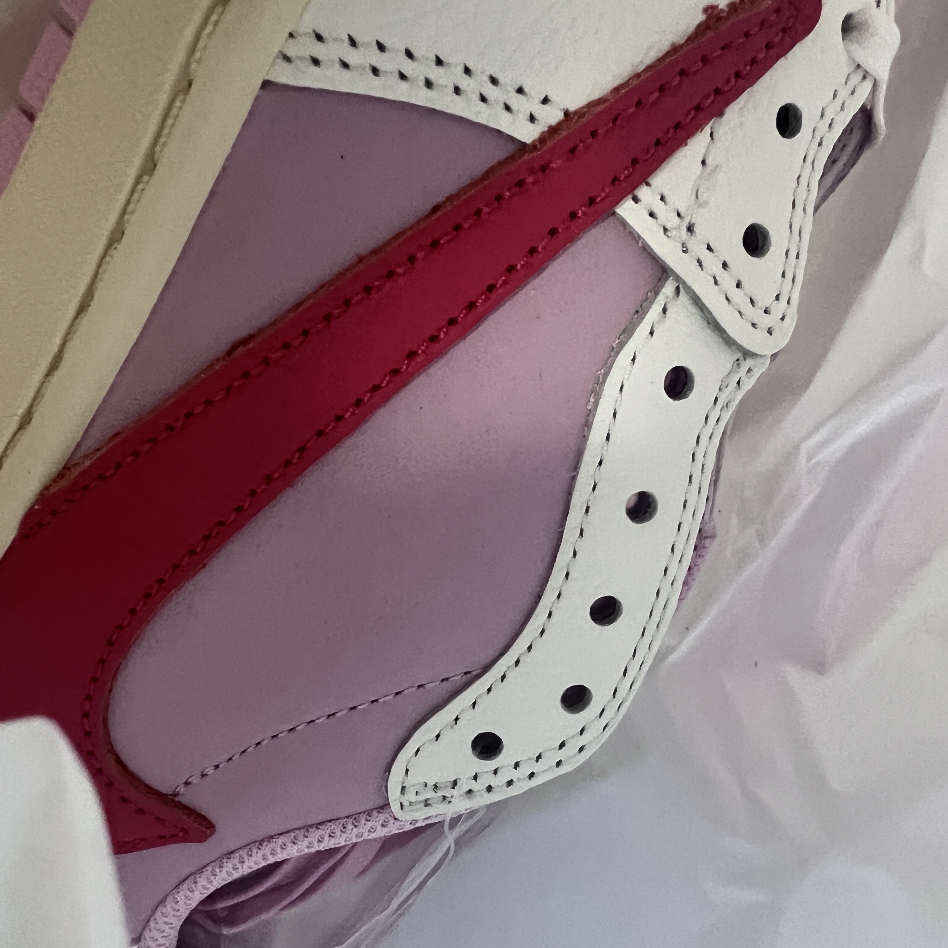Jordan 1 x Travis Scott Retro Low OG SP Sail Tropical Pink 착용 스타일