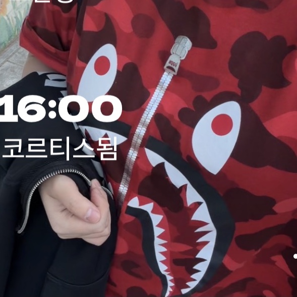 BAPE Color Camo Shark T-Shirt Red, Nike Shox R4 University Red Black 착용 스타일 - 1