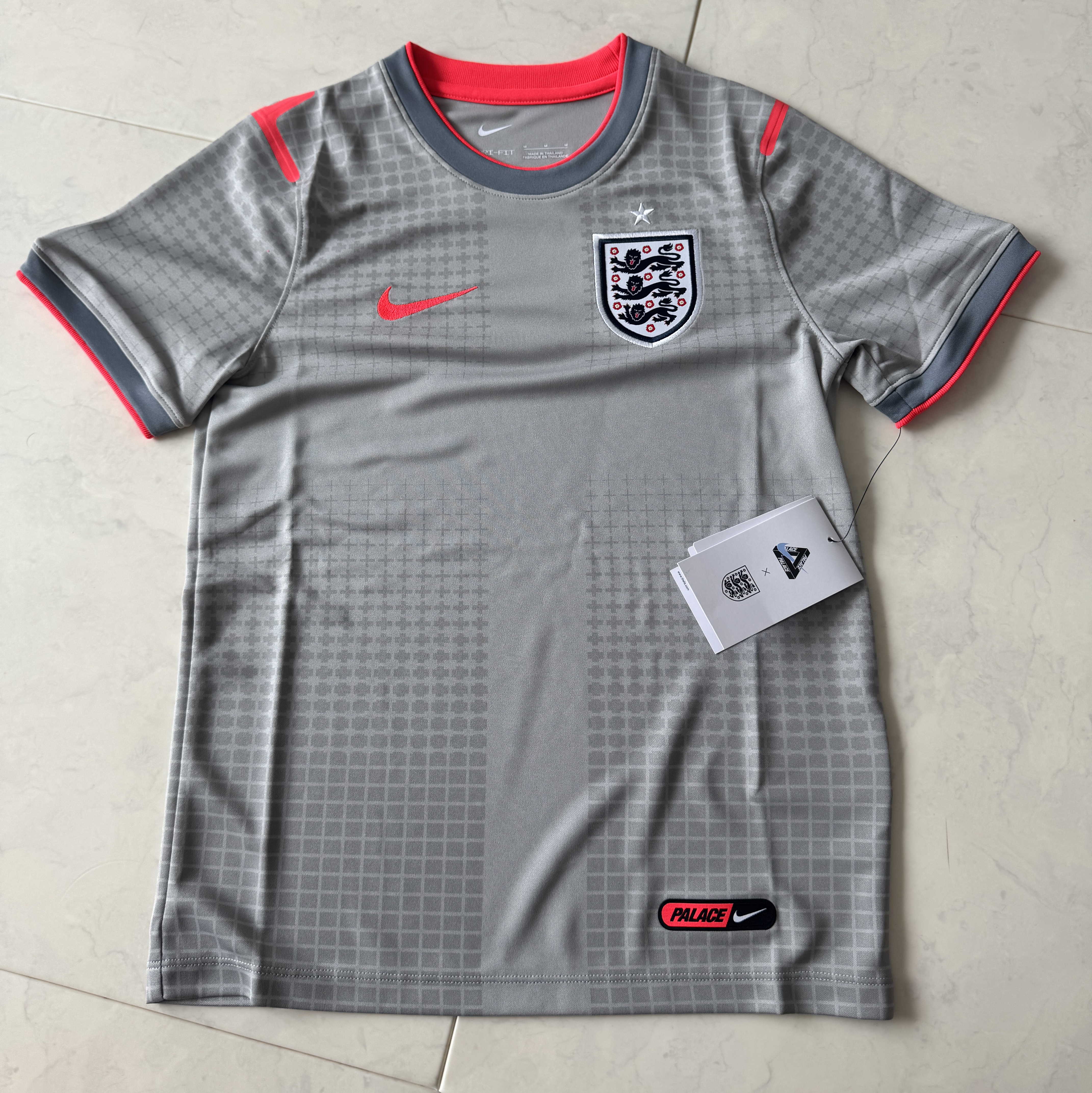 (Kids) Palace x Nike England Short-Sleeve Soccer Top Pewter Grey Bright Crimson Bright Crimson 착용 스타일