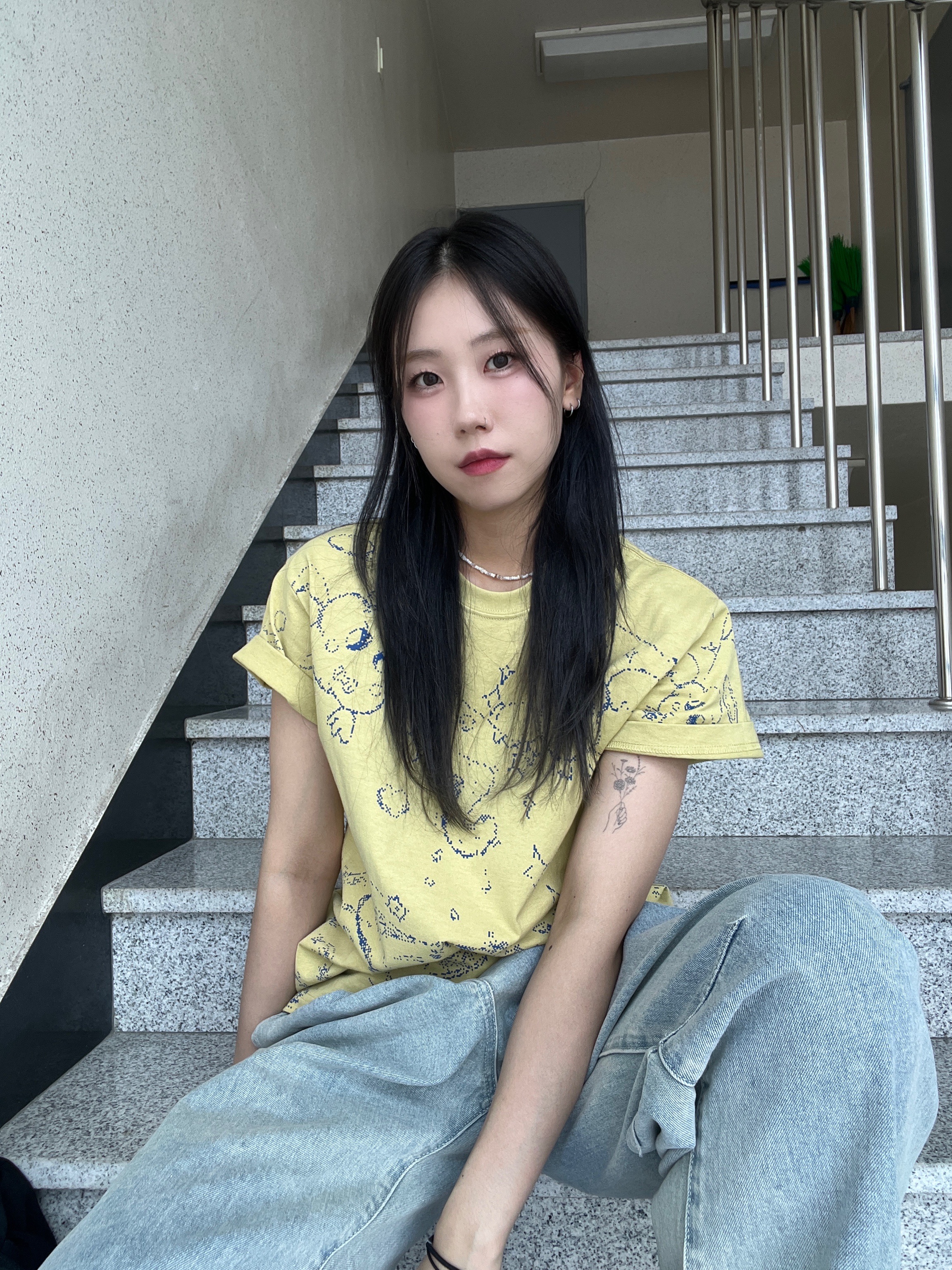 [더블적립] YESEYESEE Pixel World Tee Light Mustard 착용 스타일 - 2