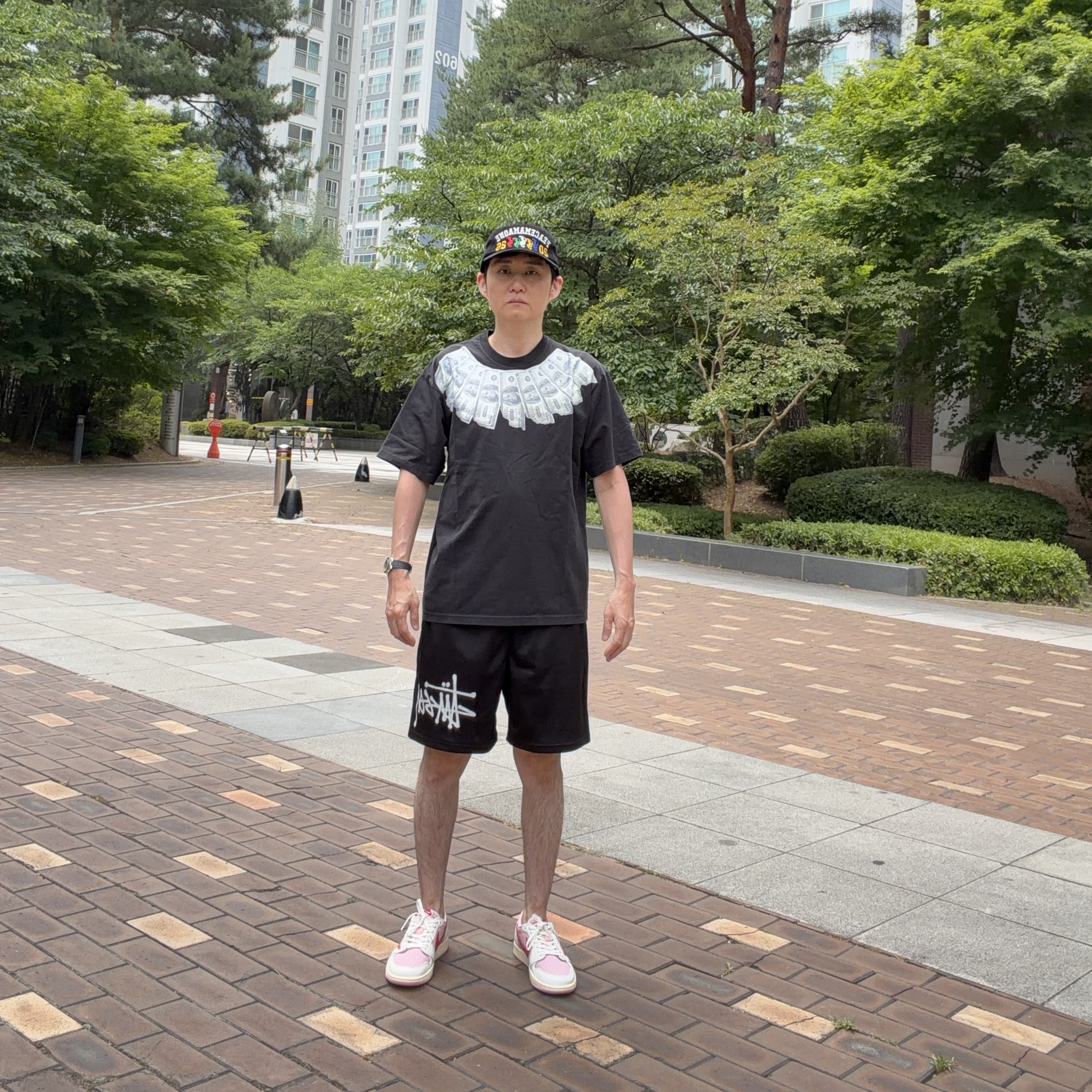 Supreme x MM6 Maison Margiela Money S/S Top Black - 26SS, Jordan 1 x Travis Scott Retro Low OG SP Sail Tropical Pink 착용 스타일 - 4
