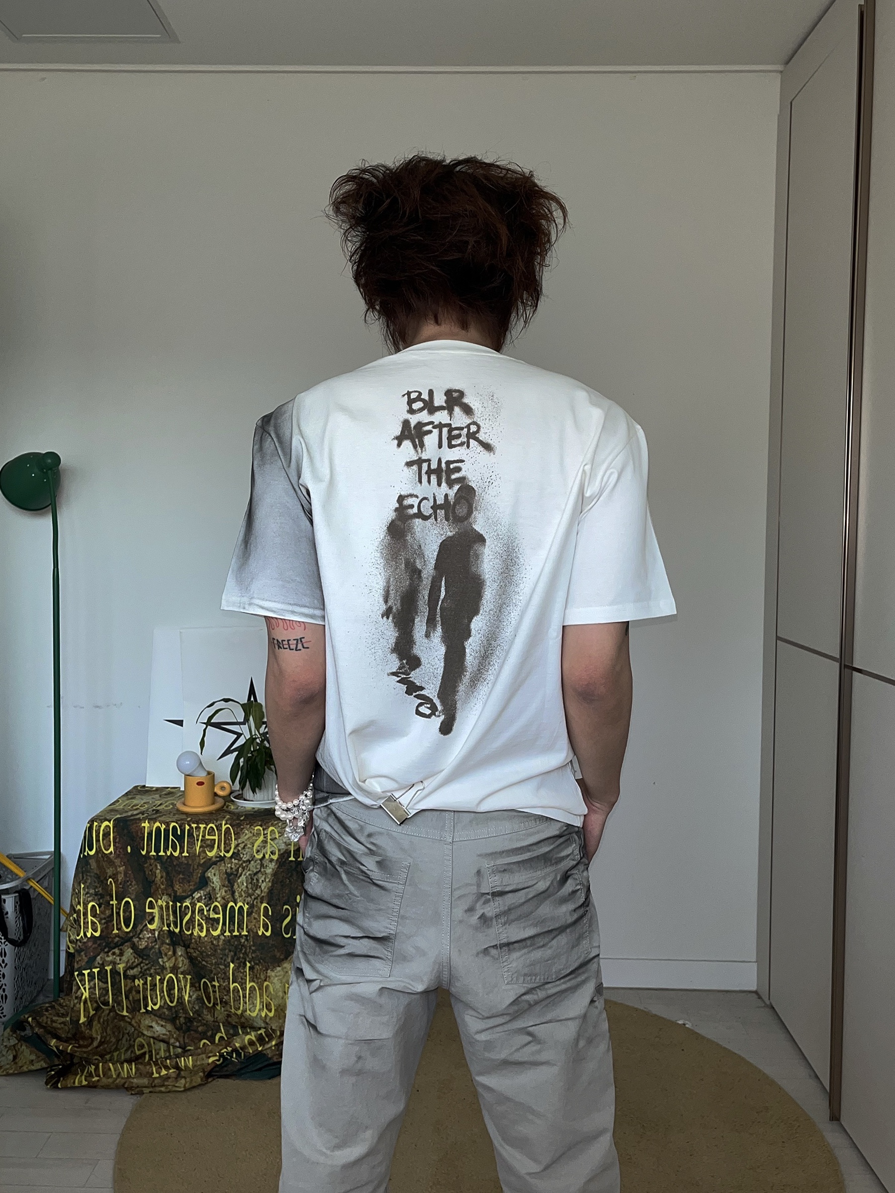 BLR Spray Washed Semi-Flare Pants Beige, BLR Silhouette Graphic Oversized T-Shirt Ivory 착용 스타일 - 3