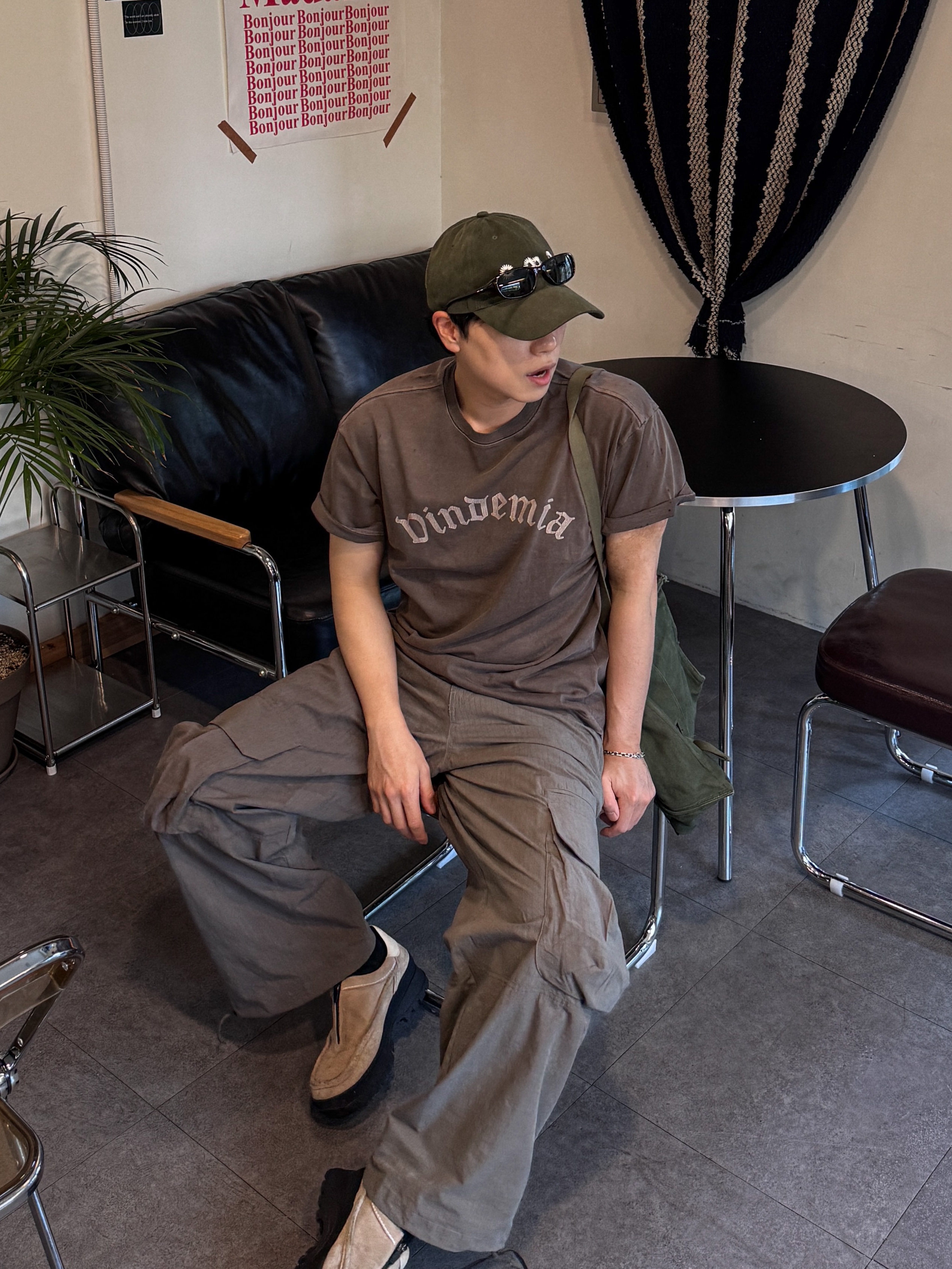 Ray-Ban DADDY-O II Polished Black Frame Green Classic G-15 Lenses, Deviation Thunder Tank 09 Choco Brown 착용 스타일 - 1