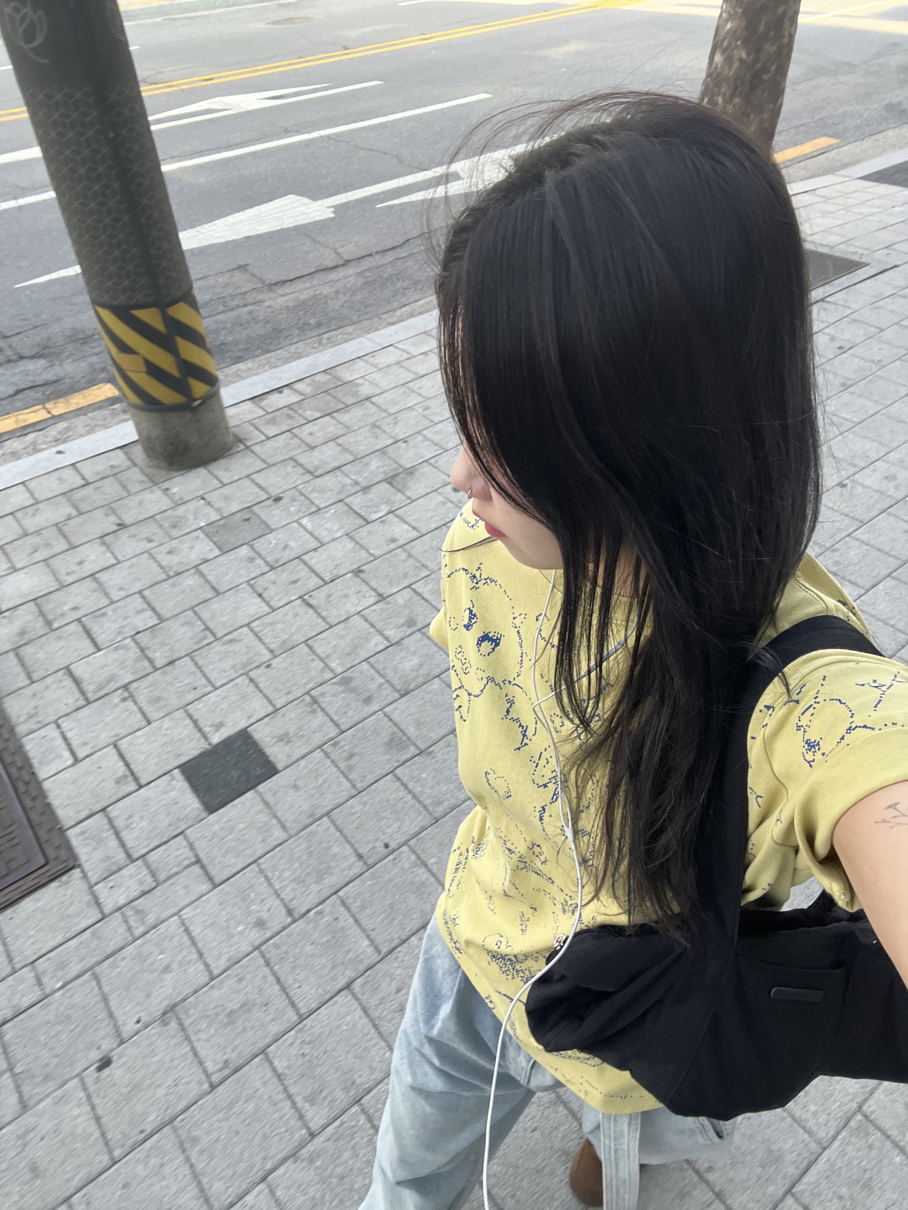 [더블적립] YESEYESEE Pixel World Tee Light Mustard 착용 스타일 - 3