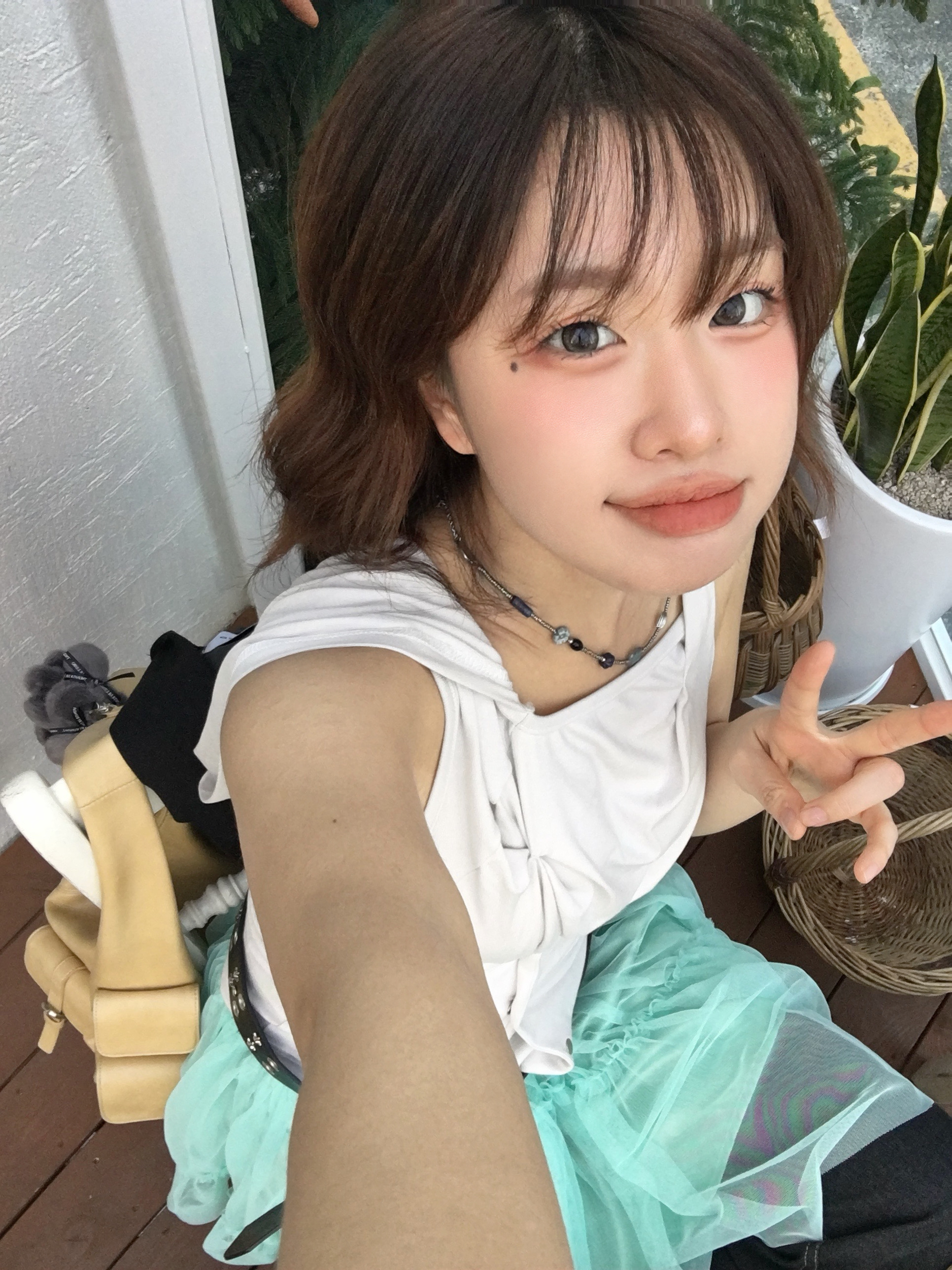 Riomeu Smoke Blue Milky Way Necklace 착용 스타일 - 5