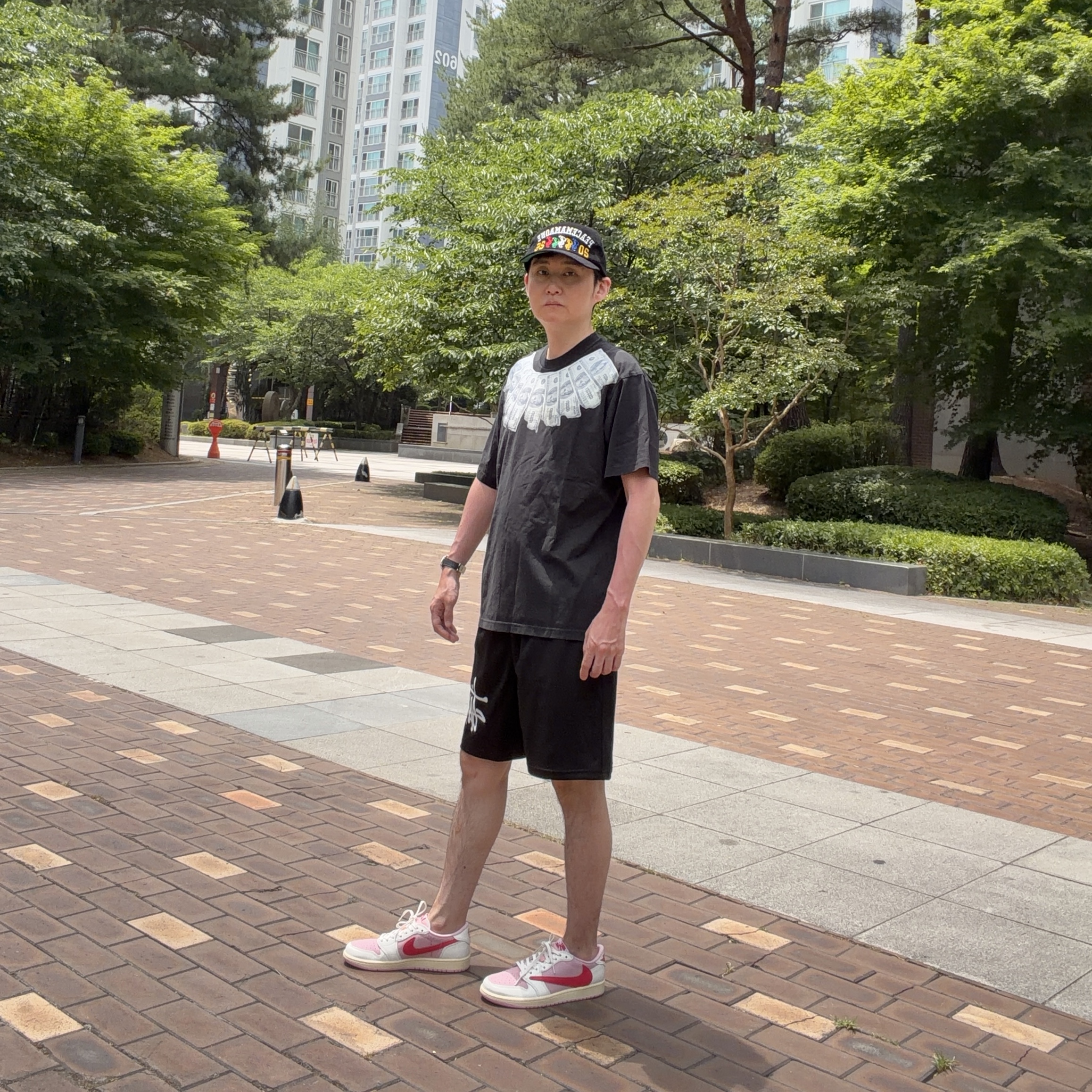 Supreme x MM6 Maison Margiela Money S/S Top Black - 26SS, Jordan 1 x Travis Scott Retro Low OG SP Sail Tropical Pink 착용 스타일 - 7