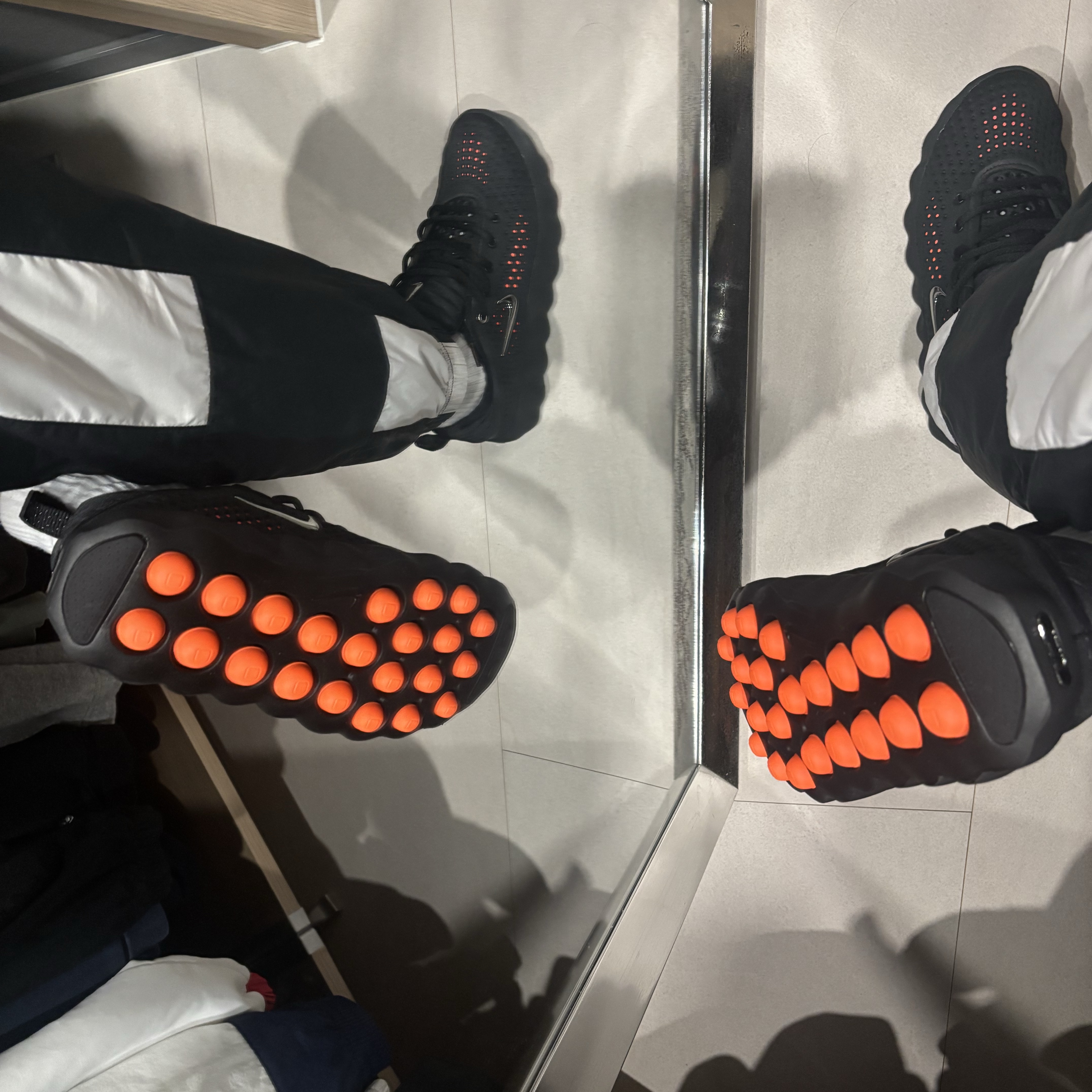 Nike Mind 002 Black Hyper Crimson 착용 스타일 - 1