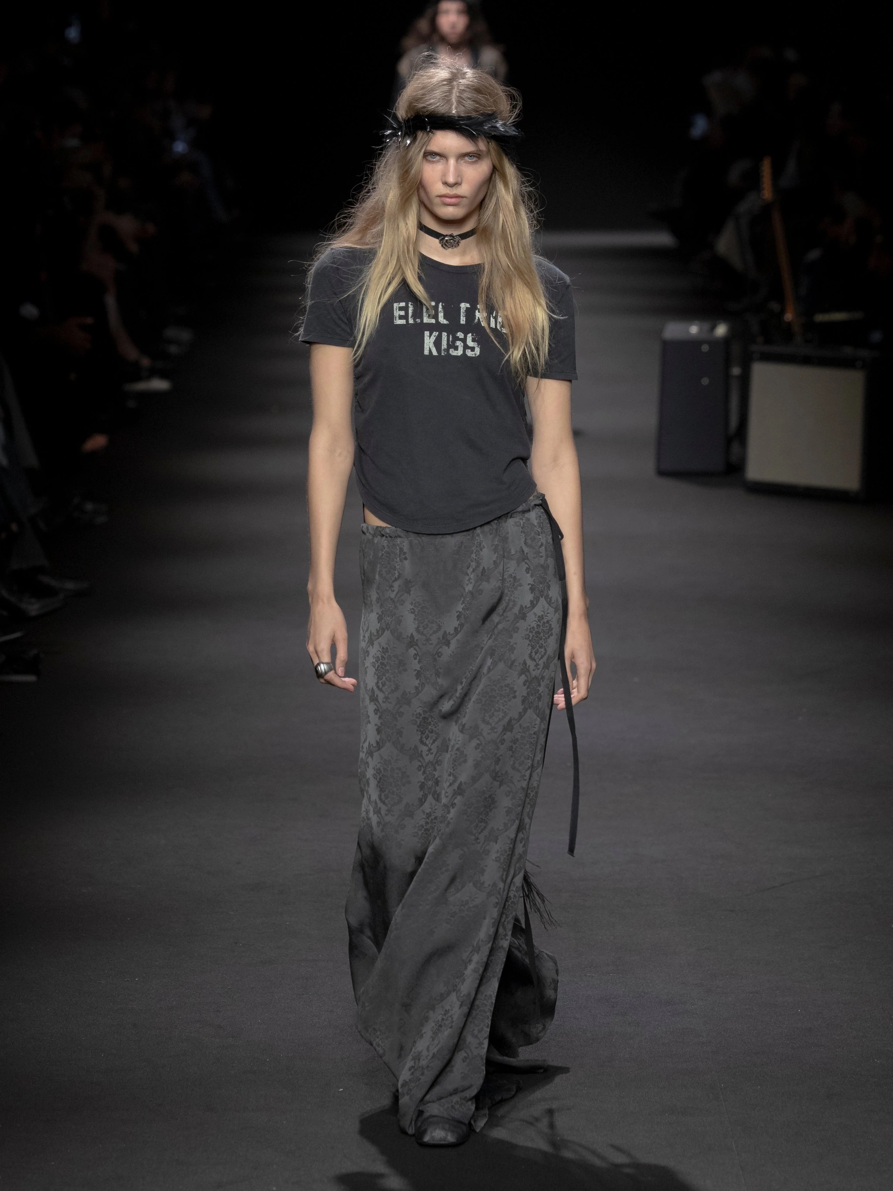 [오프라인 전용] Ann Demeulemeester Women Floor Micro T-Shirt With "Electric Kiss" Flock Print Chalk - 26SS 착용 스타일