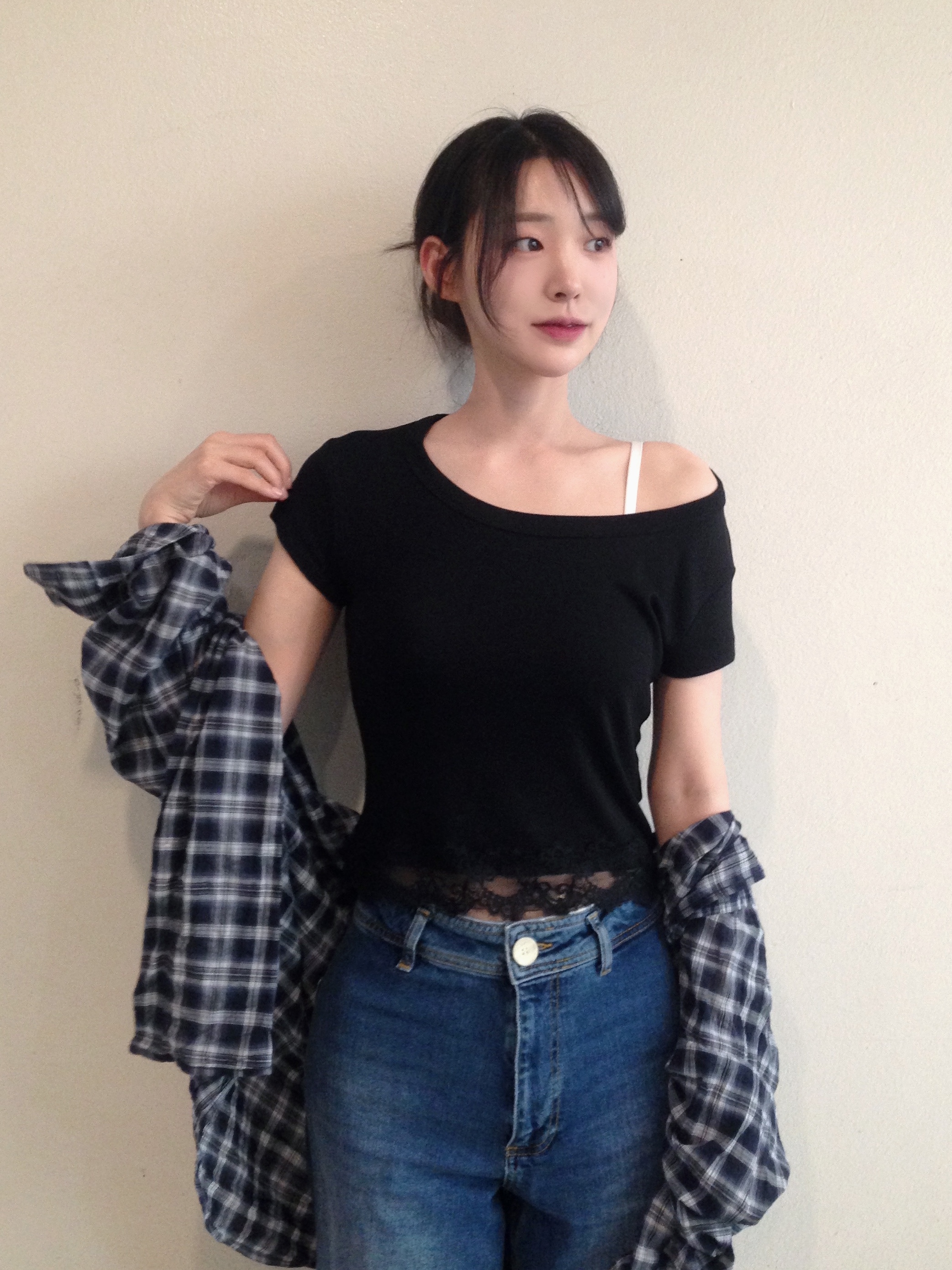 PHOS333 W Slim Fit Lace T-Shirt Black 착용 스타일 - 1