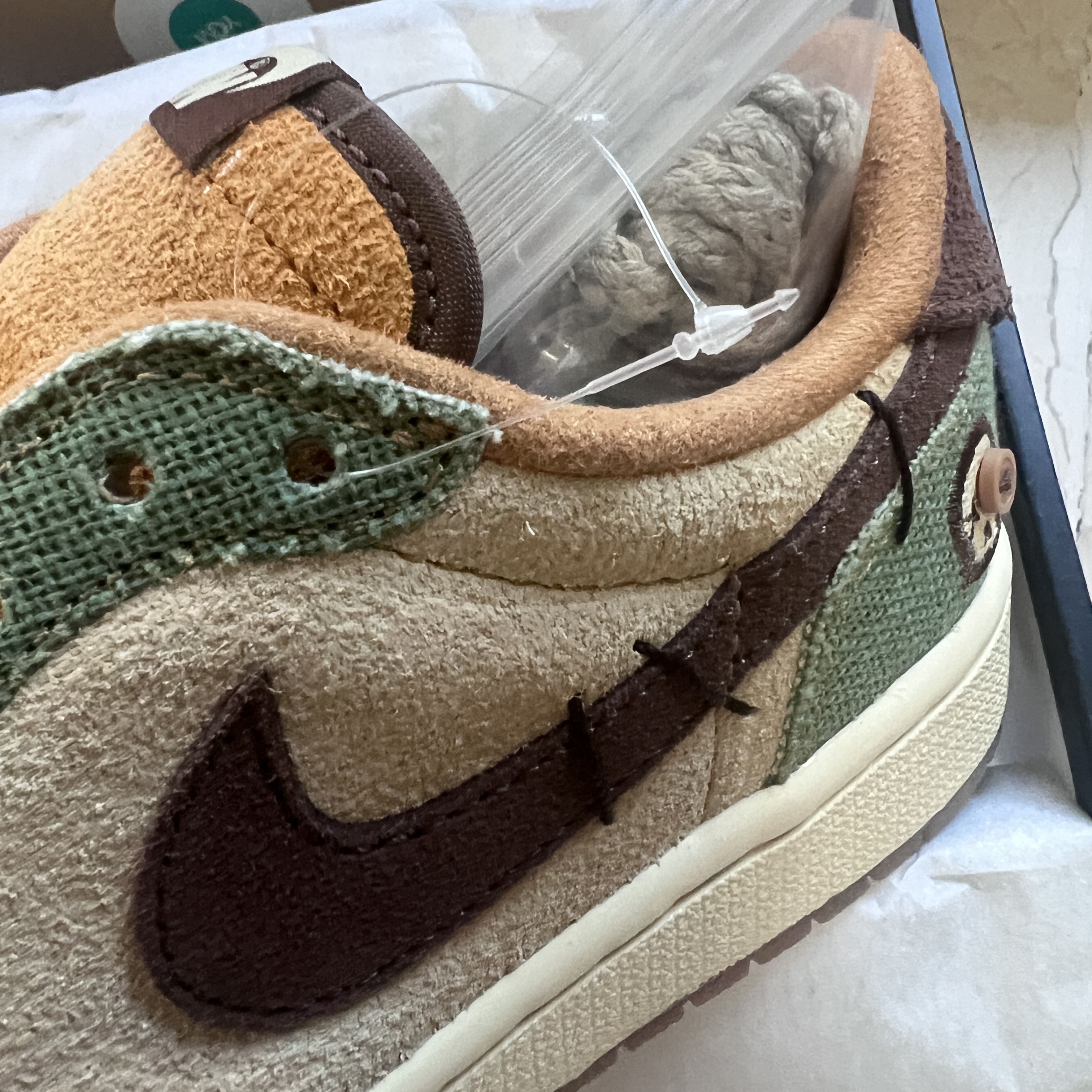 Jordan 1 x Zion Williamson Retro Low OG Flax and Oil Green 착용 스타일