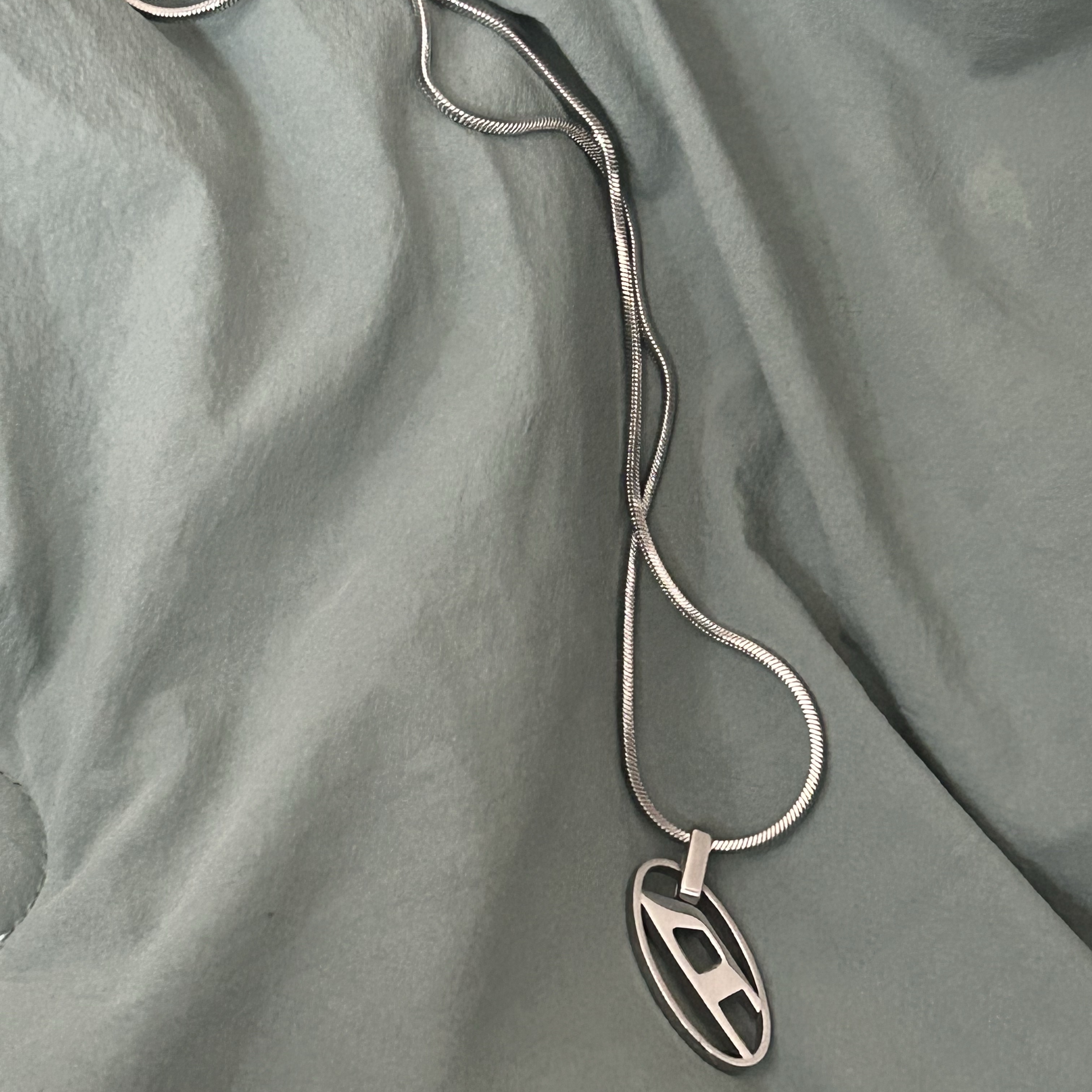 Diesel Dx1342 Stainless Steel Pendant Necklace Silver 착용 스타일 - 4