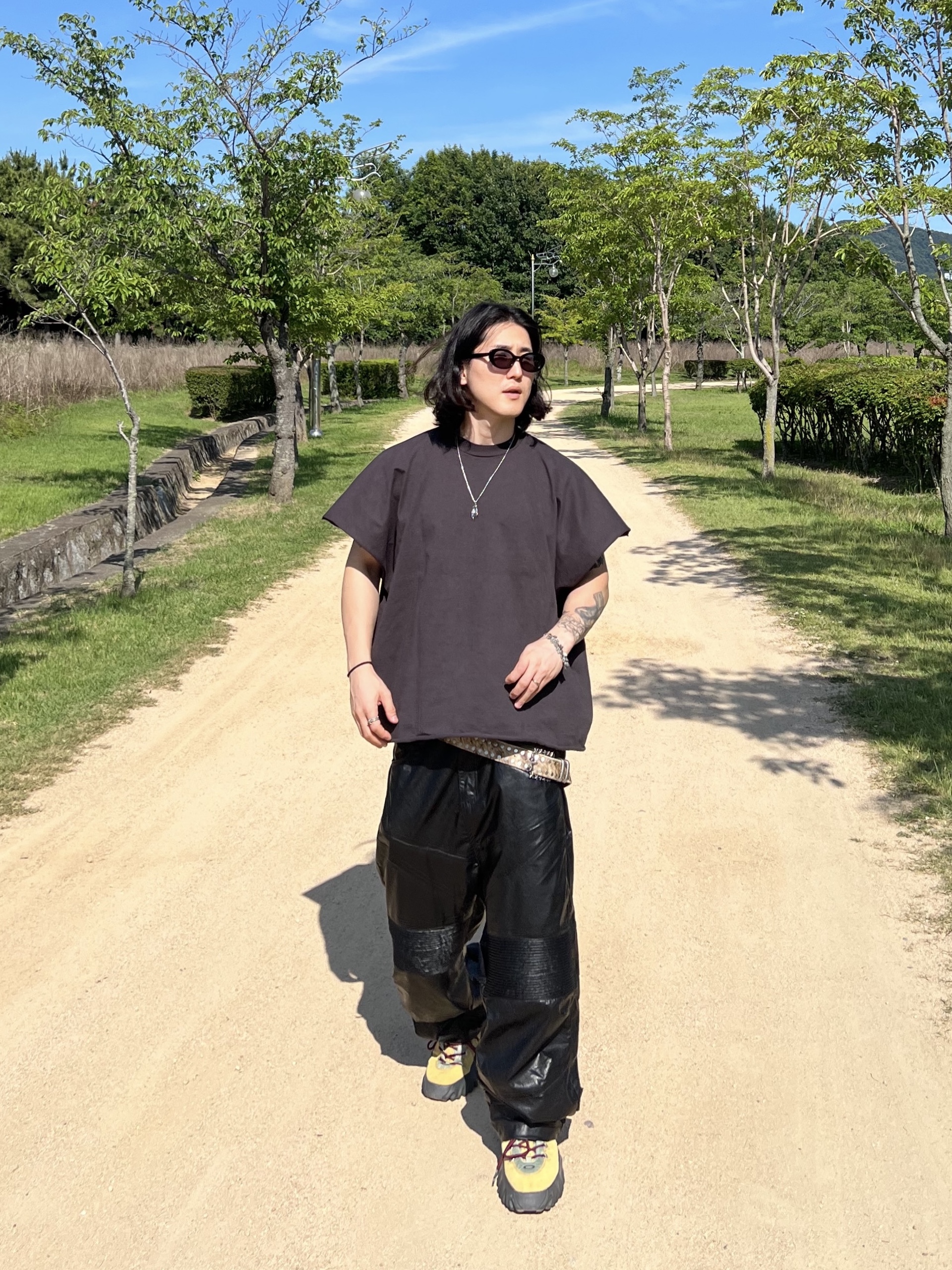 Yeezy One Box T-Shirt Black, Oakley Factory Team Suede Flesh Edge Boots Yellow 착용 스타일 - 2