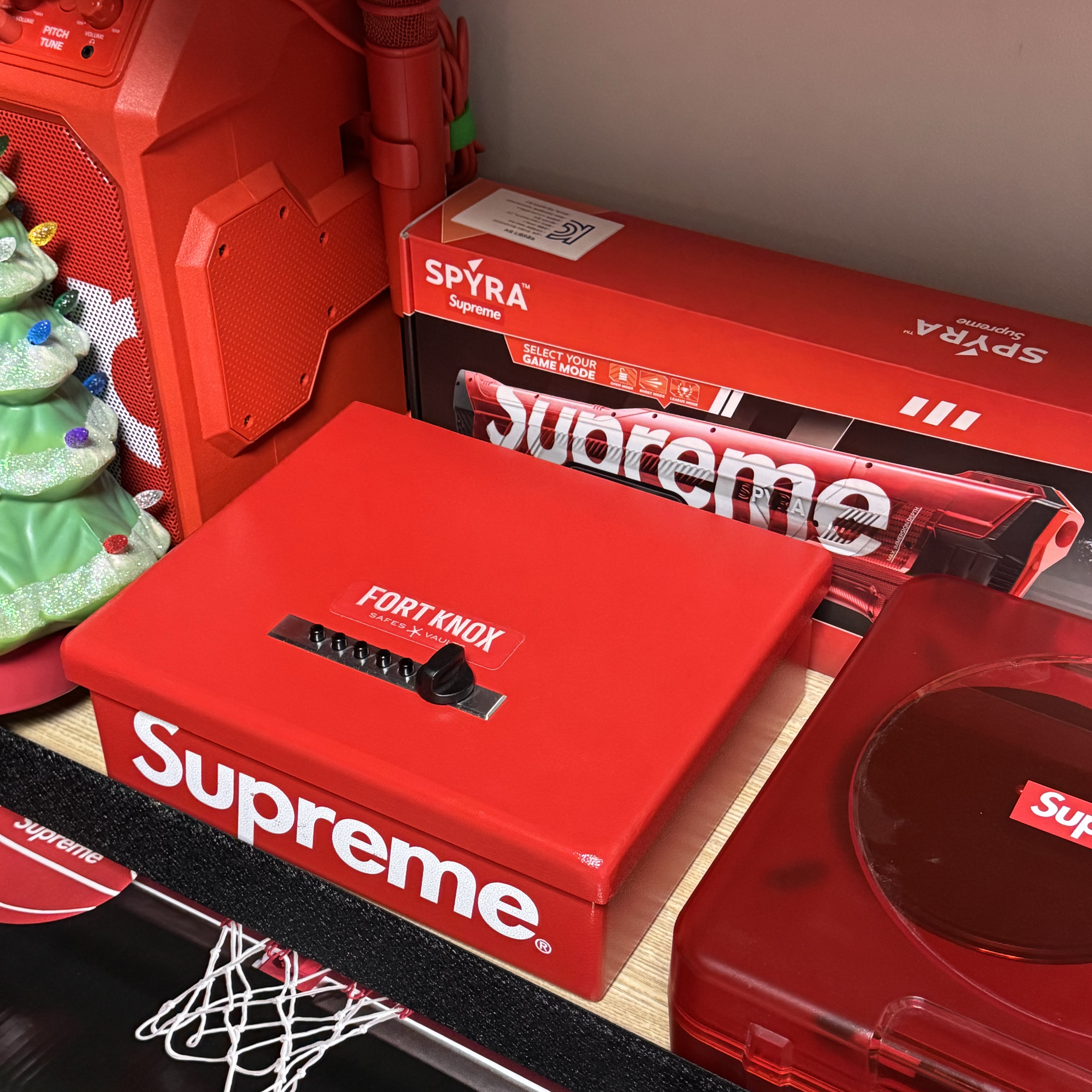 Supreme x Fort Knox Safe Red - 26SS 착용 스타일