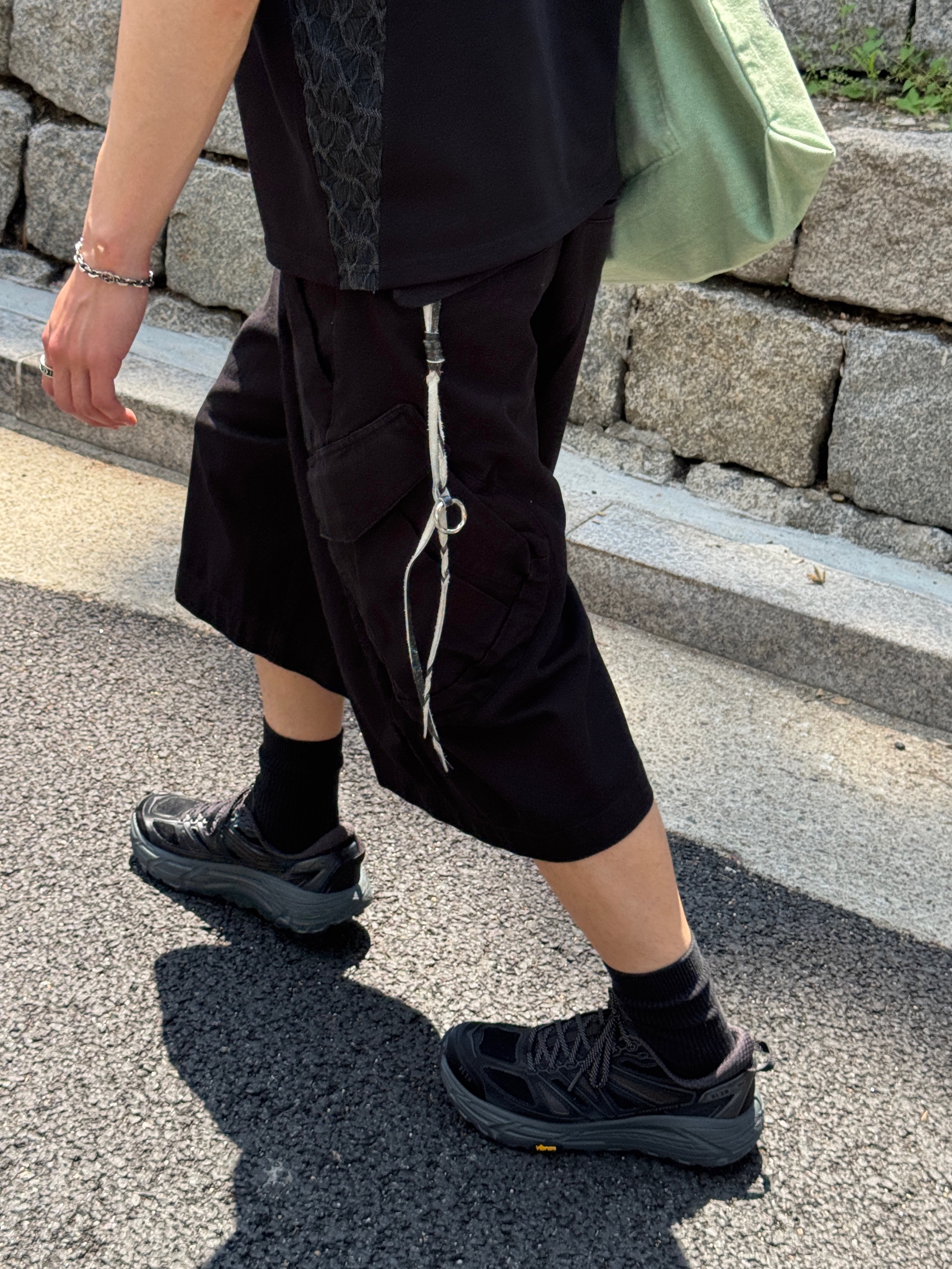 Hoka x Xlim Mafate Speed 2 TS Black Charcoal, Sansan Gear Capri Pants Black_26SS 착용 스타일 - 2