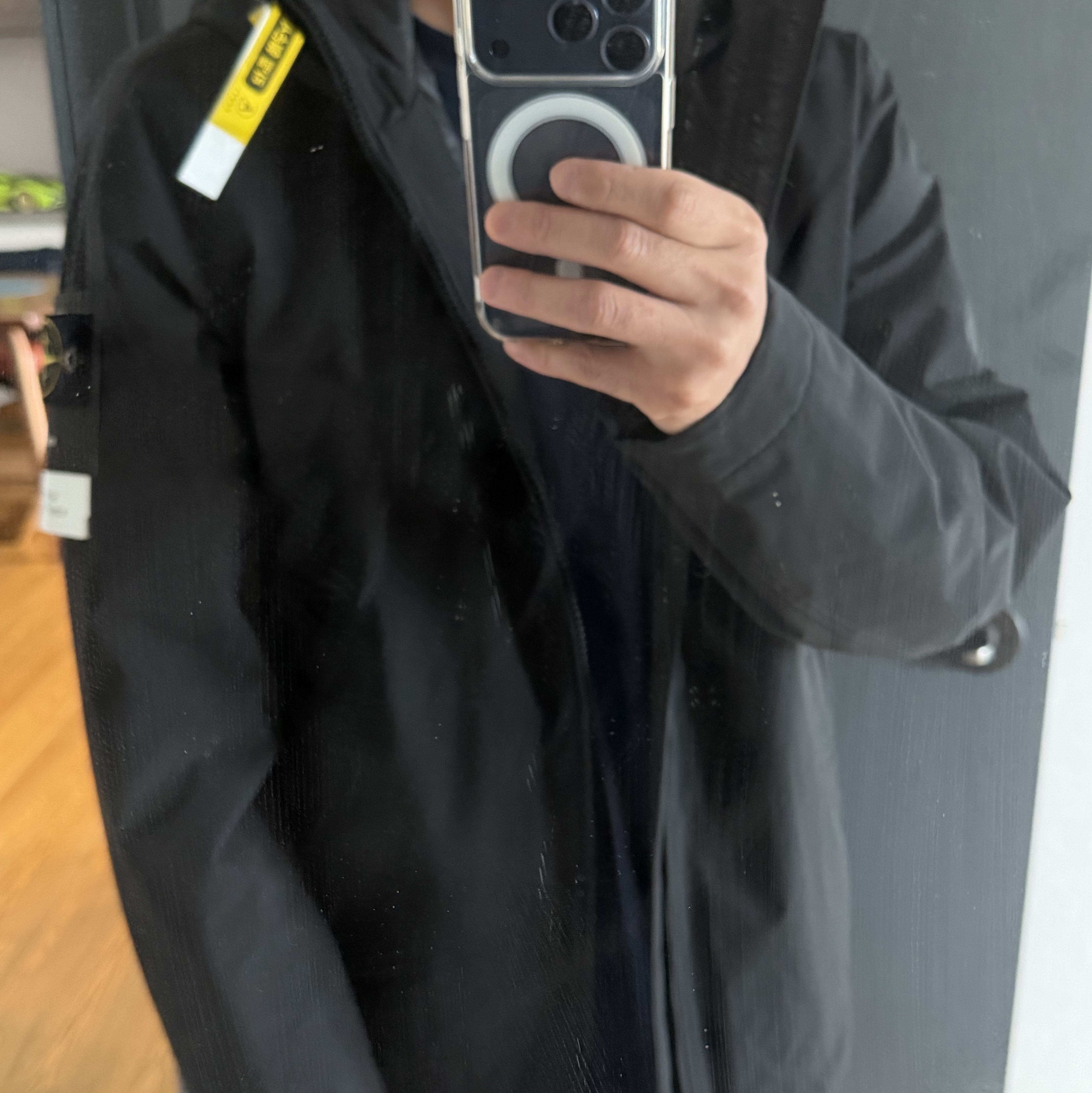 Stone Island 4100108 Soft Shell-R E.Dye Technology Hooded Jacket with Wind and Water Resistant Membrane Black - 26SS 착용 스타일 - 1