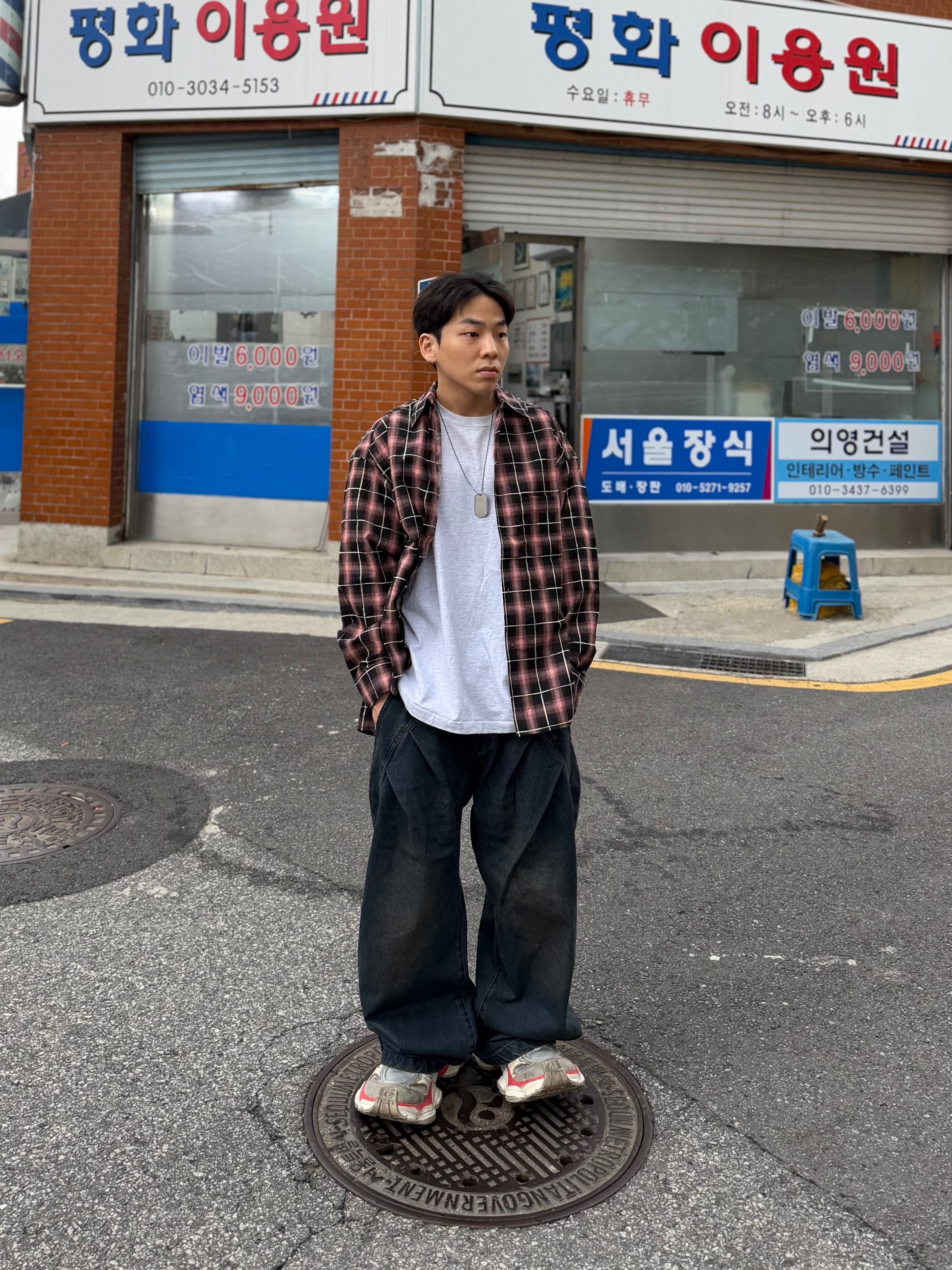 Balenciaga Cargo Sneakers Beige Grey Red 착용 스타일 - 7