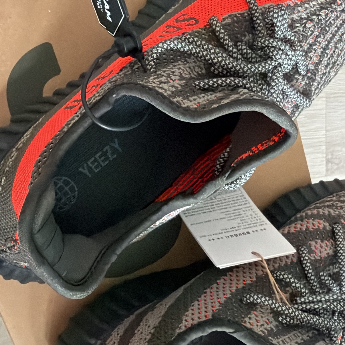 Adidas Yeezy Boost 350 V2 Carbon Beluga 착용 스타일
